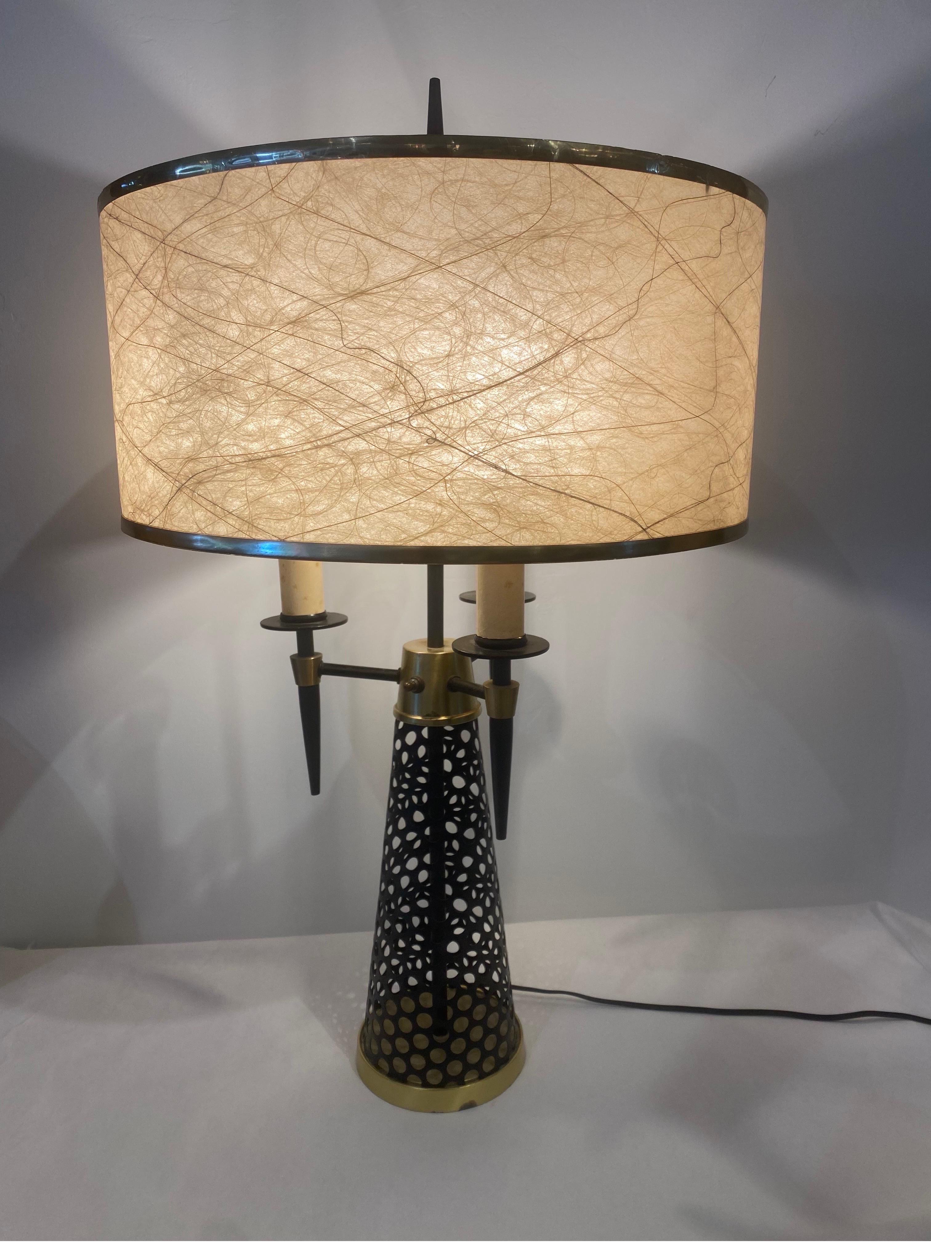 Lampe de table en métal perforé et laiton des années 1960 en vente 1