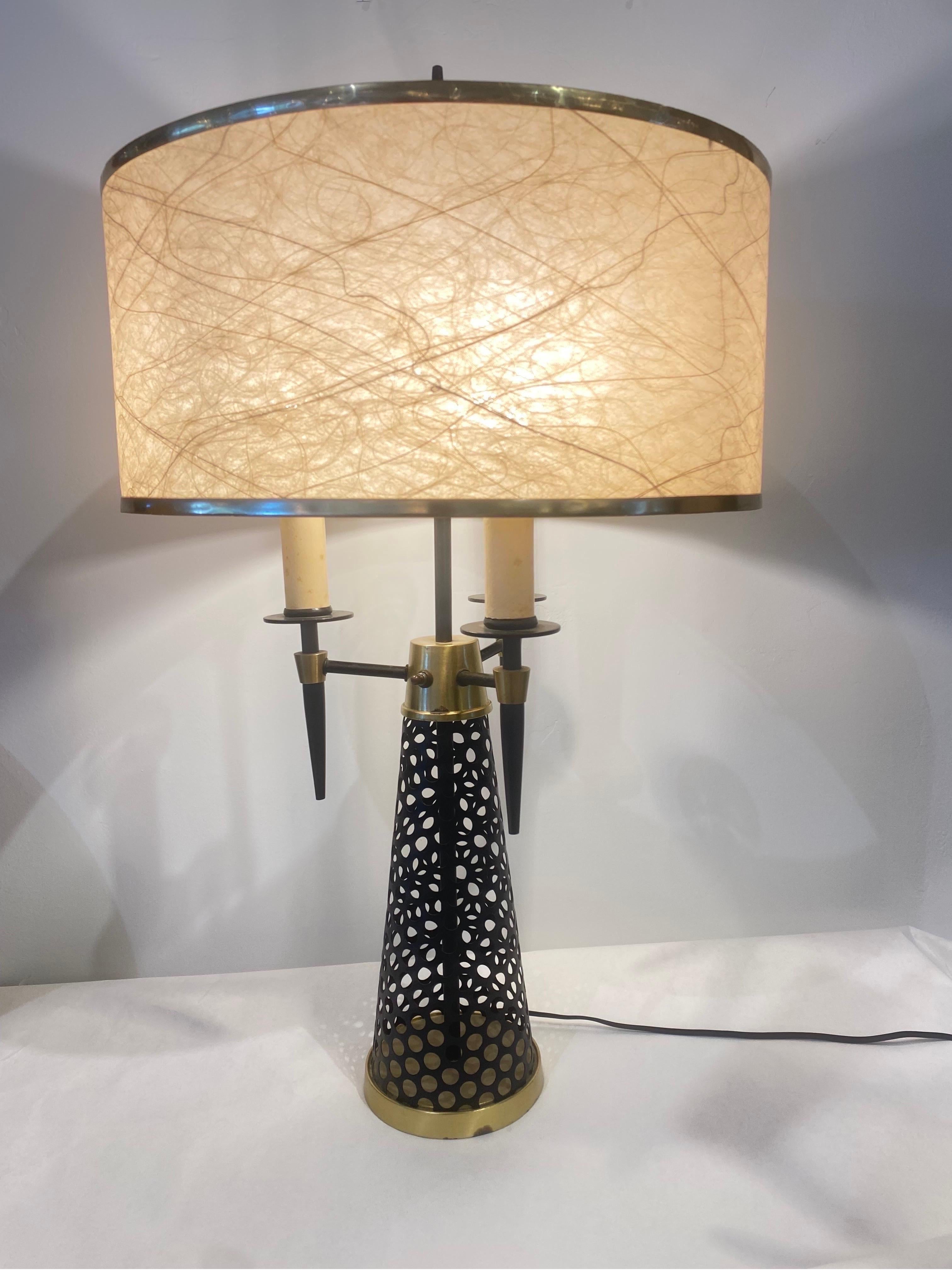 Lampe de table en métal perforé et laiton des années 1960 en vente 2