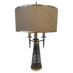 Lampe de table en métal perforé et laiton des années 1960