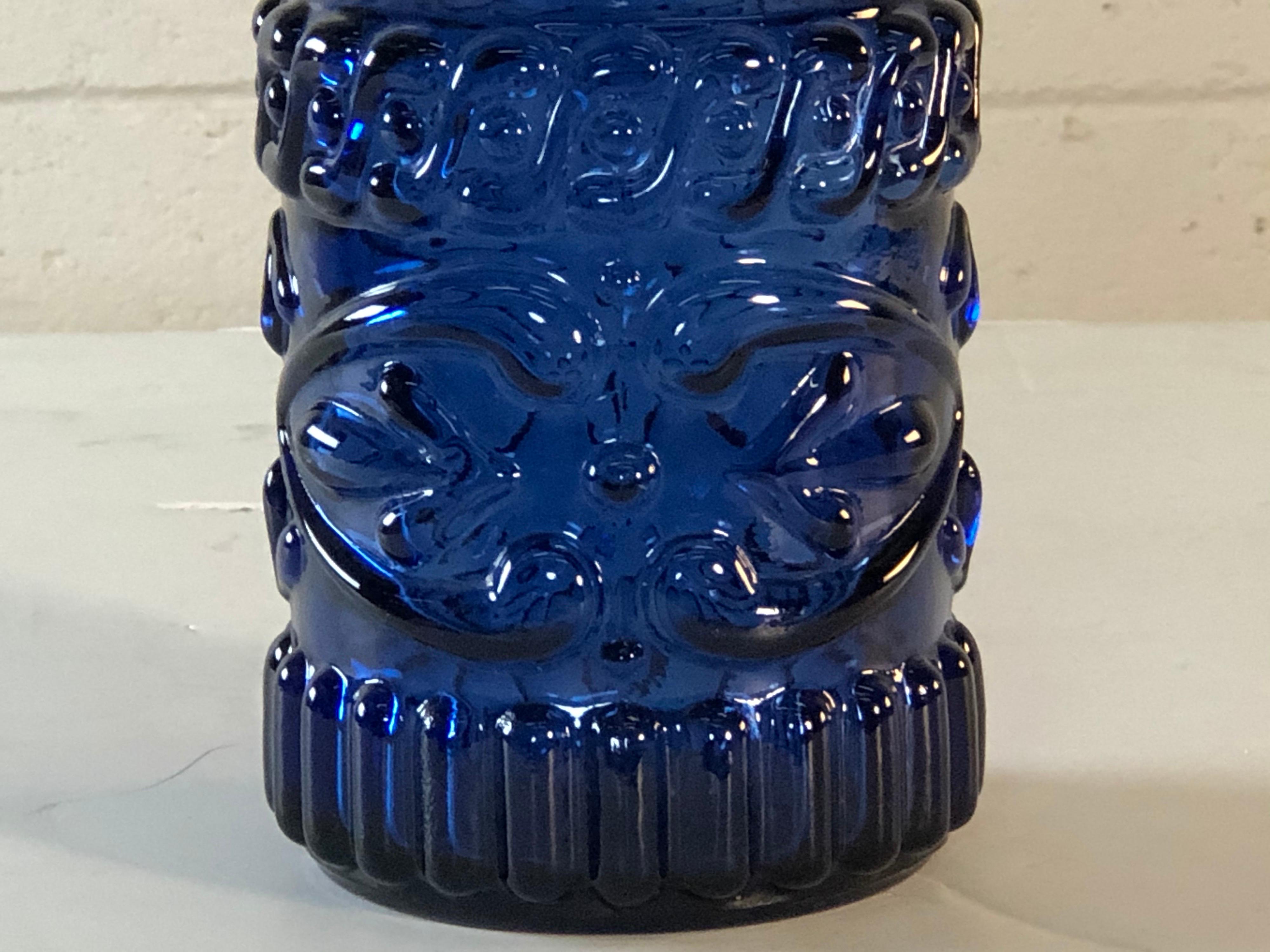 1960er Jahre Veilchenblau Strukturiertes Glas Dekanter (Moderne der Mitte des Jahrhunderts)