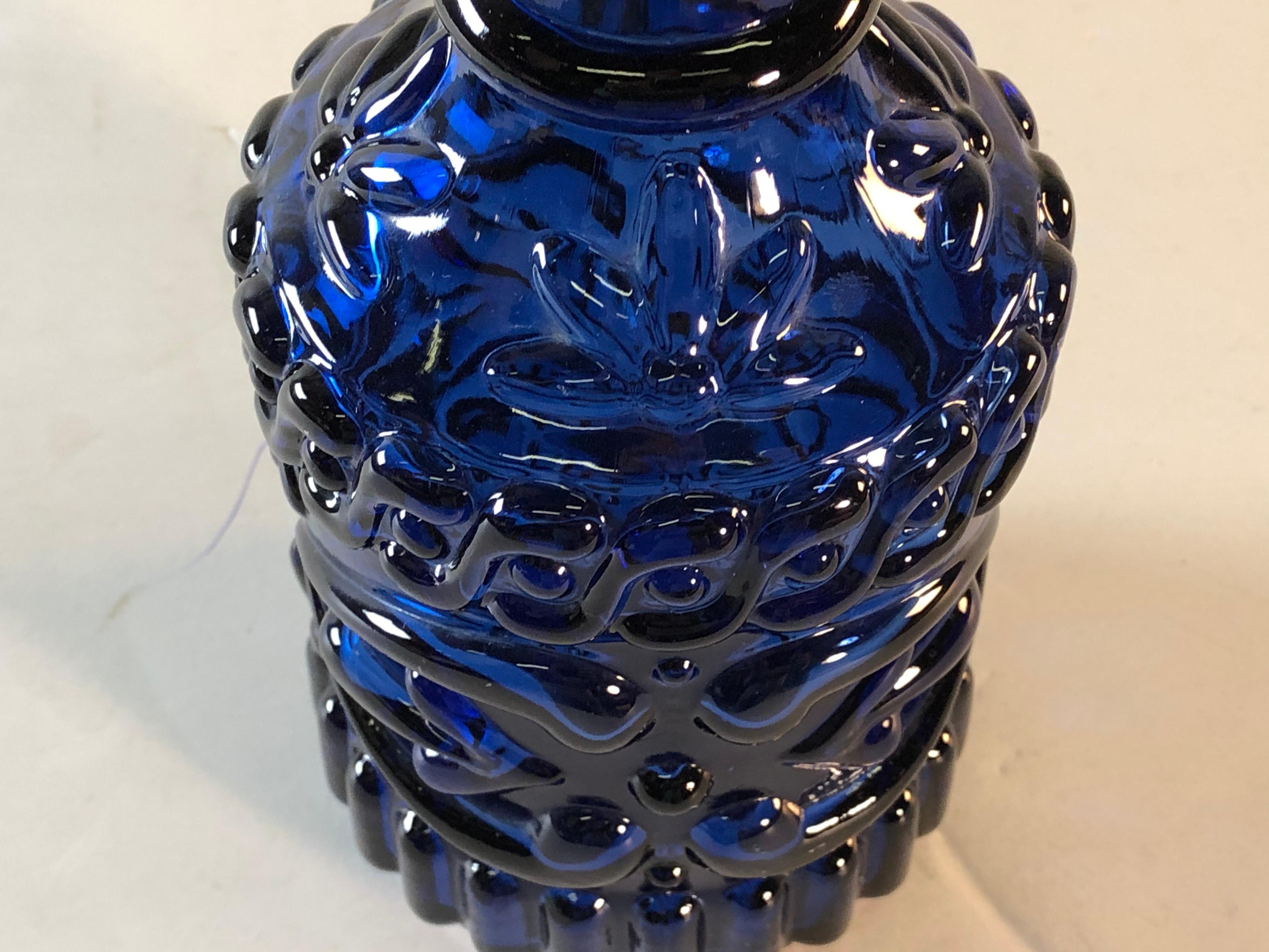 1960er Jahre Veilchenblau Strukturiertes Glas Dekanter im Zustand „Gut“ in Amherst, NH