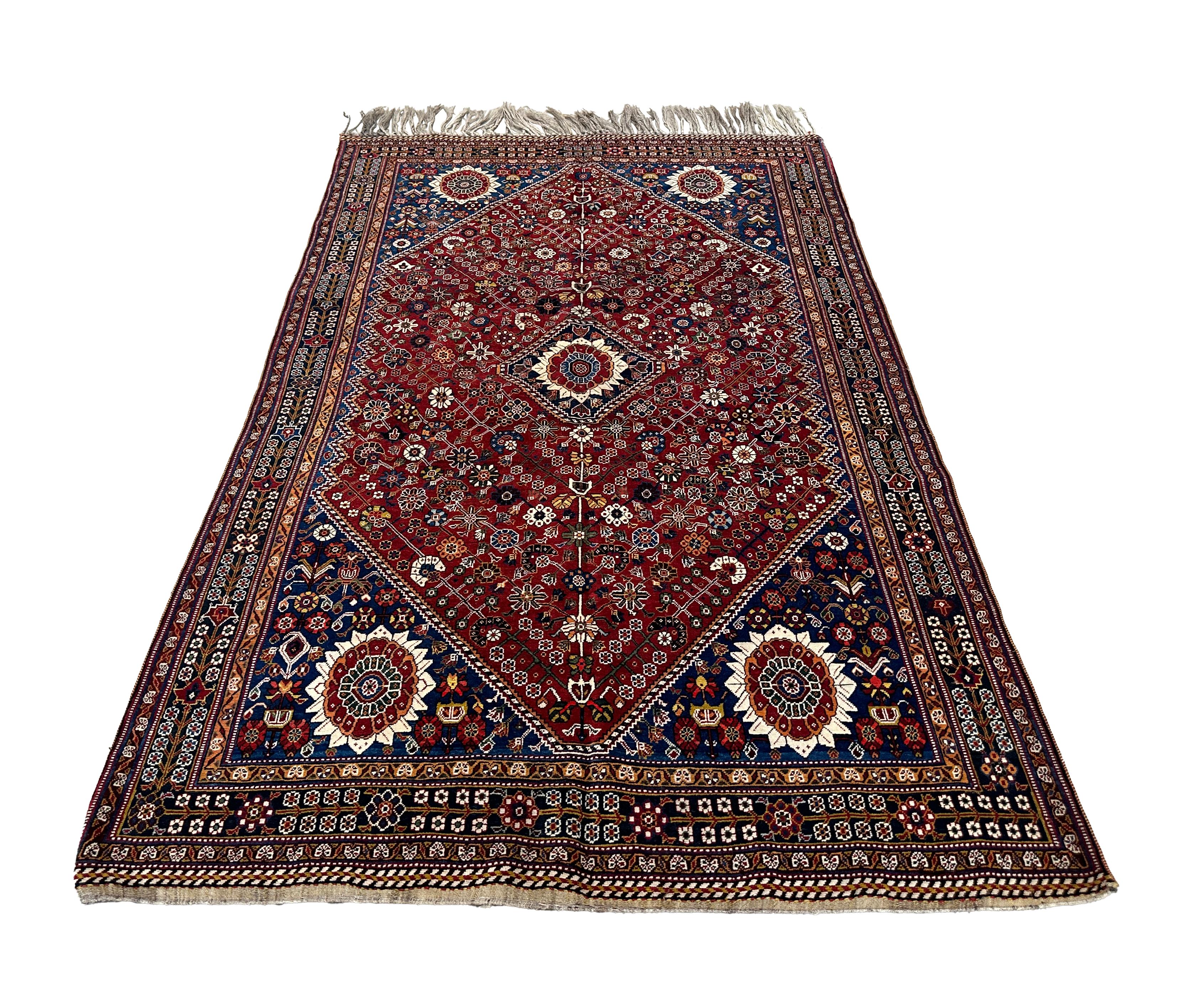 Infunde encanto antiguo a tu hogar con esta exquisita alfombra persa de medallón floral de los años 60. Con unas medidas de 2,5 x 2,5 m, su intrincado estampado floral en azul, naranja, amarillo, blanco y verde destaca maravillosamente sobre una