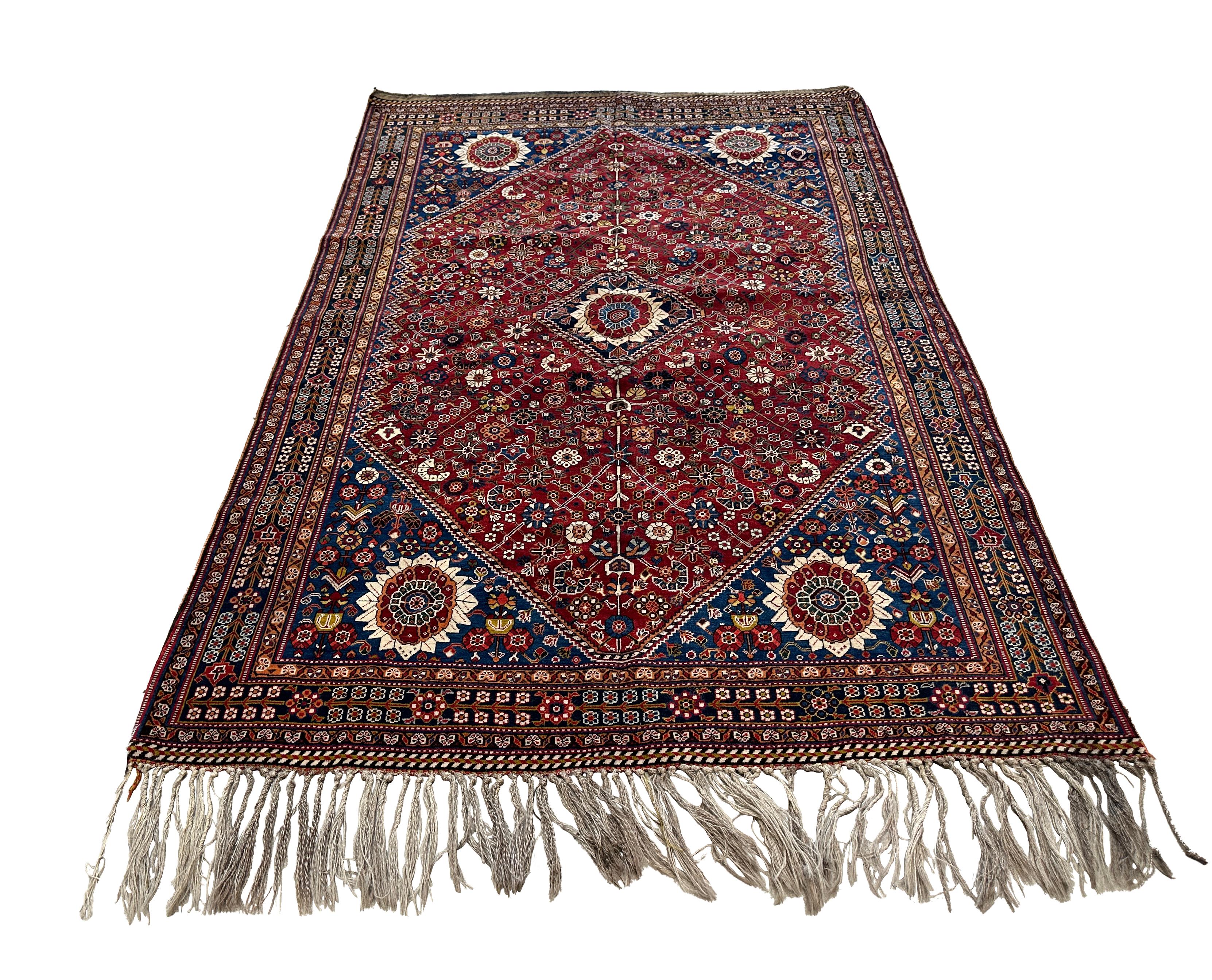 Alfombra persa de medallones de los años 60 - 5x8, base roja con detalles florales Persa en venta