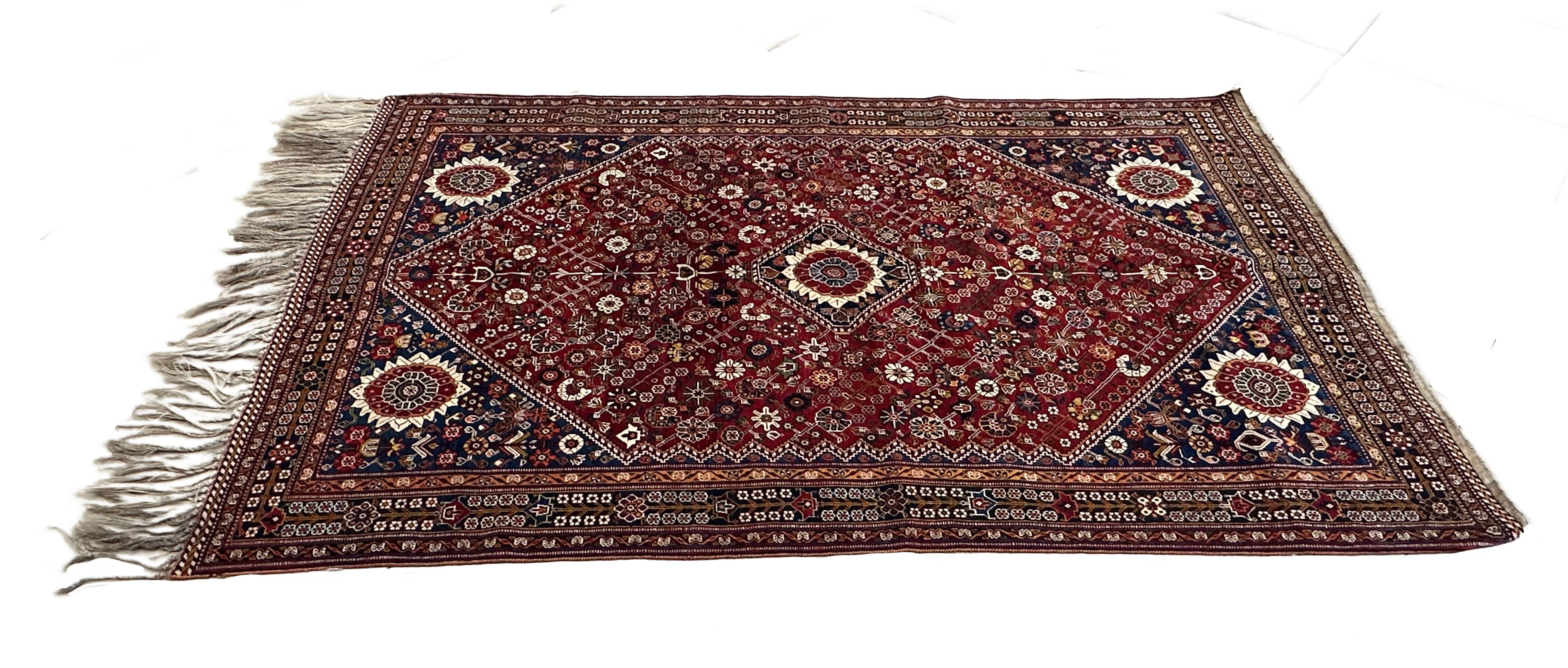 Alfombra persa de medallones de los años 60 - 5x8, base roja con detalles florales Anudado a mano en venta
