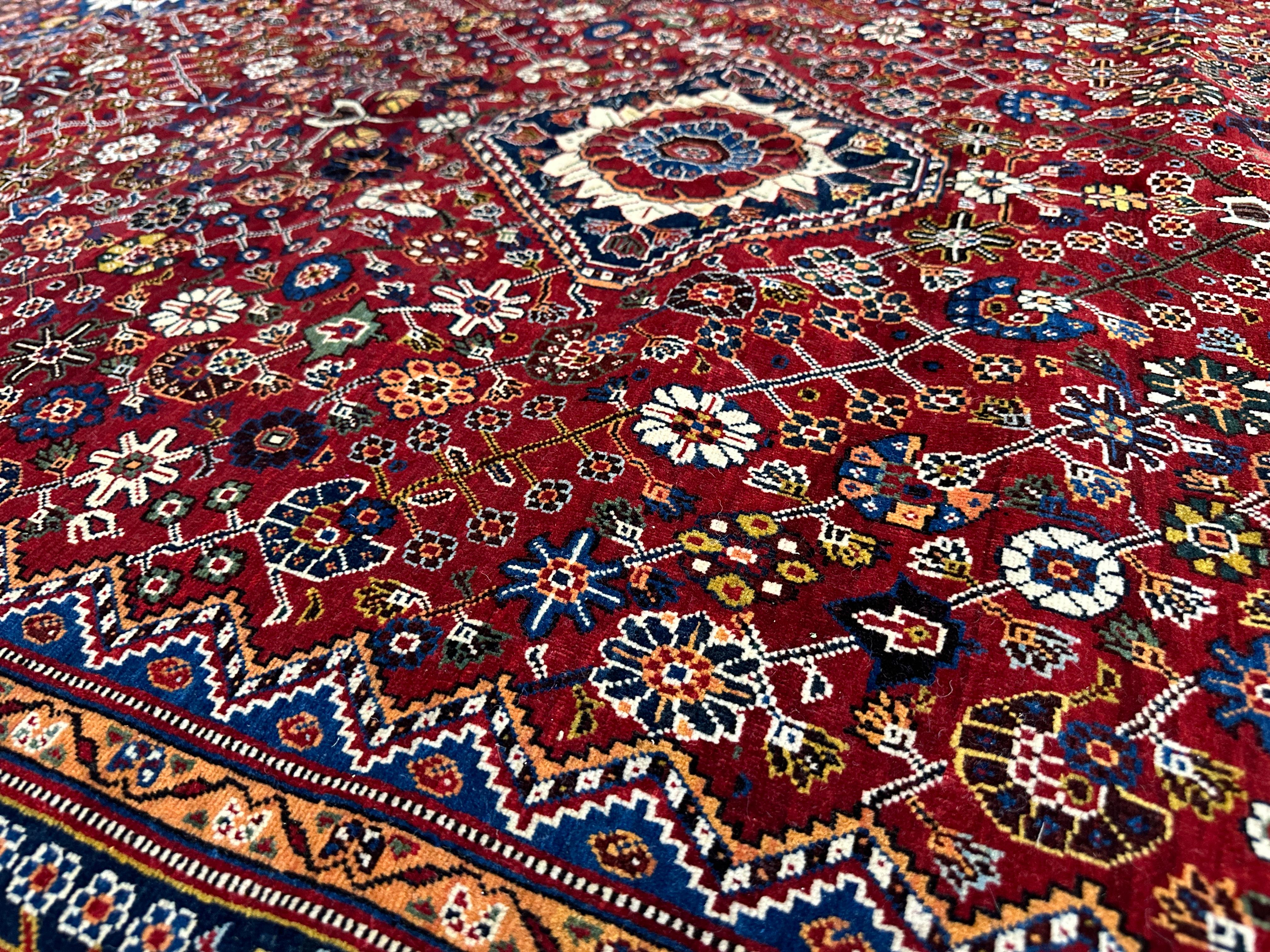 Alfombra persa de medallones de los años 60 - 5x8, base roja con detalles florales en Excelente estado para la venta en West Hollywood, CA