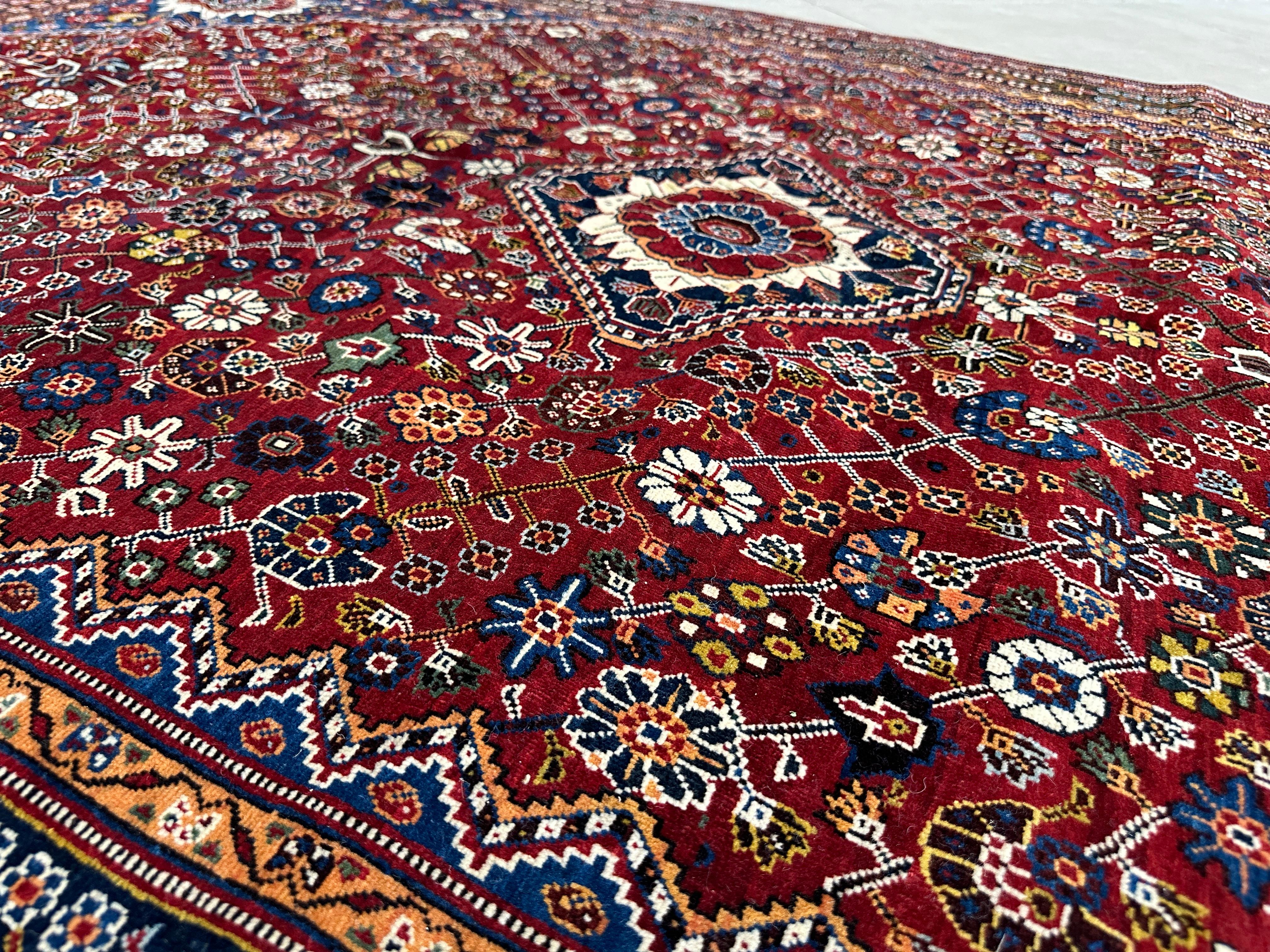Alfombra persa de medallones de los años 60 - 5x8, base roja con detalles florales mediados del siglo XX en venta