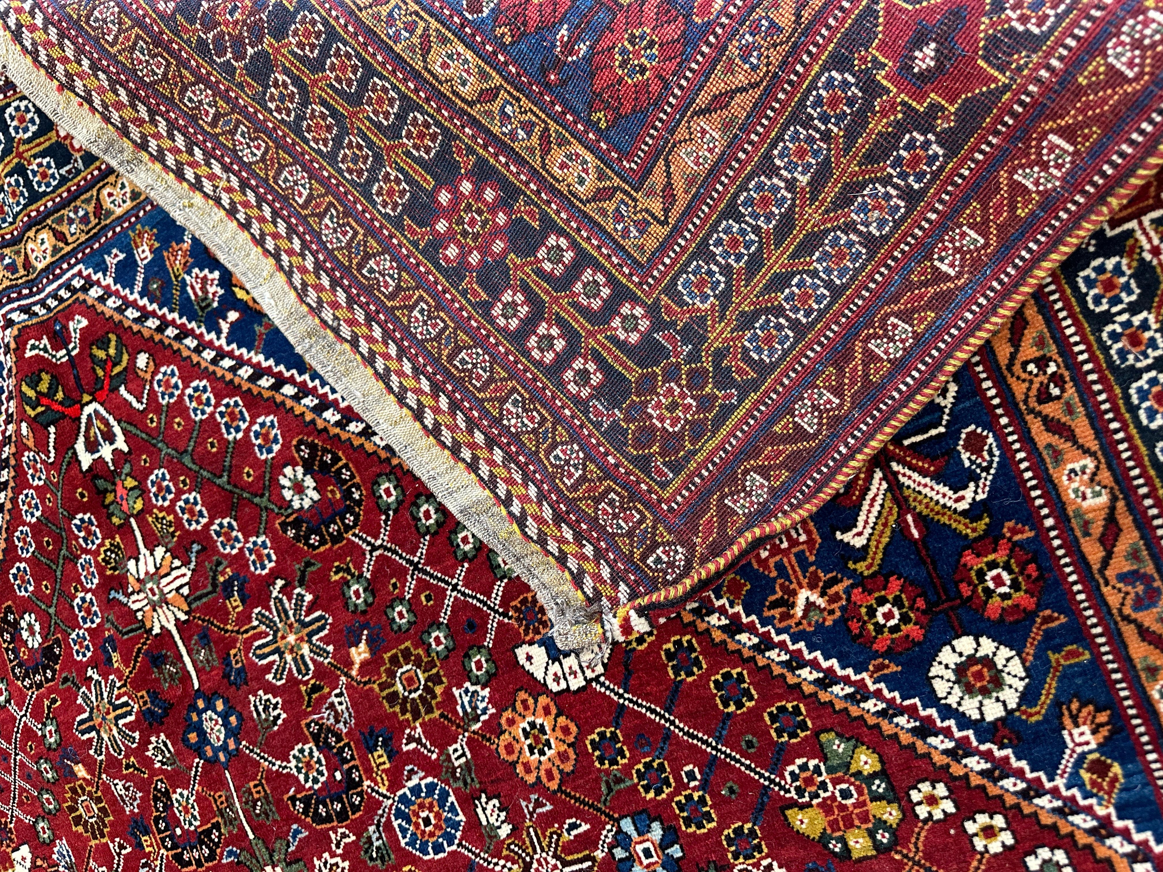 Alfombra persa de medallones de los años 60 - 5x8, base roja con detalles florales Lana en venta