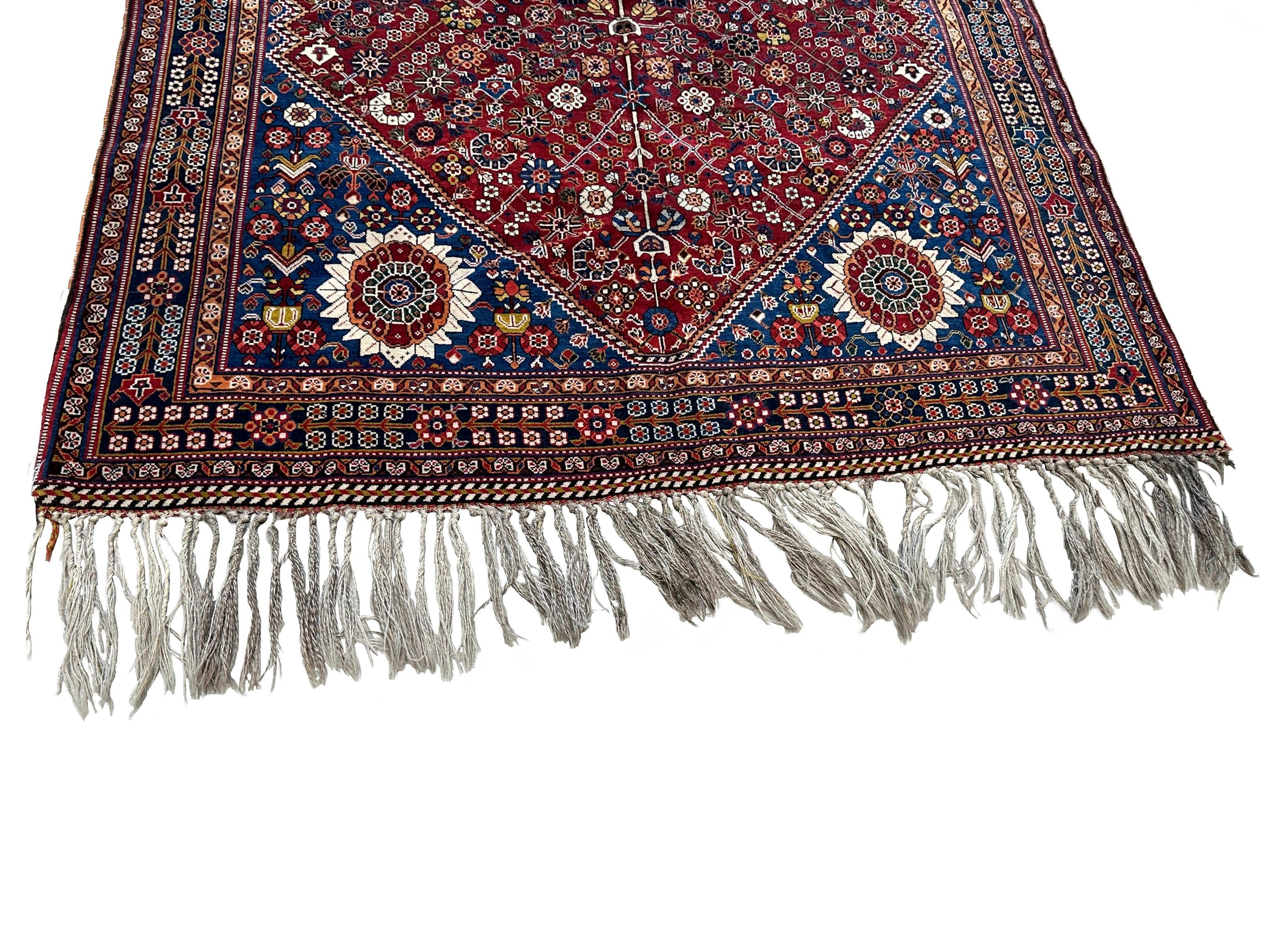 Alfombra persa de medallones de los años 60 - 5x8, base roja con detalles florales en venta 1