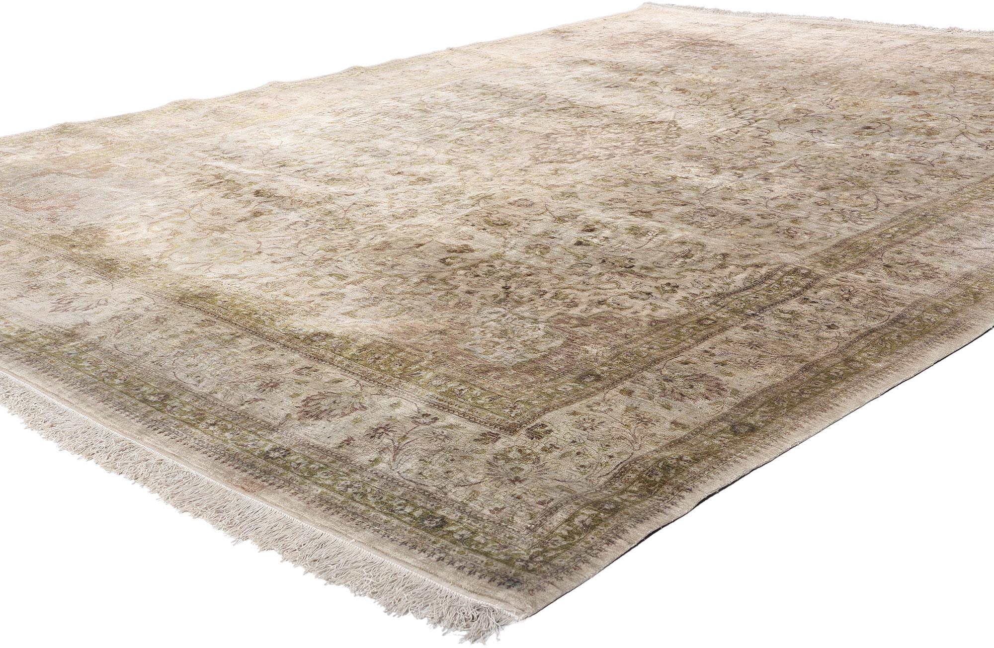 77694 Vintage Persian Silk Qum Rug, 08'00 x 11'01. Dieser handgeknüpfte persische Qum-Teppich aus Seide, der in die sanfte Patina der Zeit getaucht ist, erinnert an vergangene Jahrhunderte. Seine Farbpalette ist durch ein raffiniertes Antikfinish in