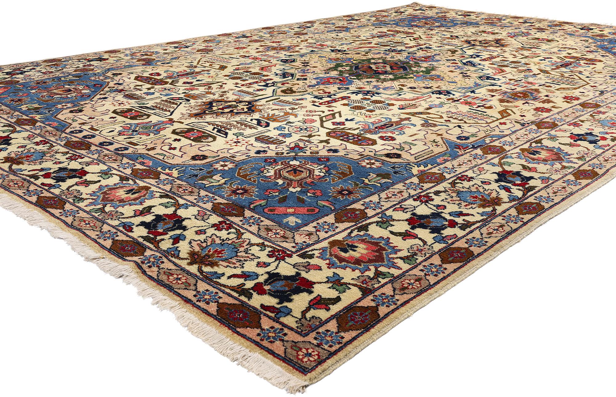 71755 Persischer Tabriz Teppich im modernen traditionellen Stil. Handgeknüpfter persischer Täbriz-Teppich aus Wolle mit Medaillon- und geometrischen Blumenmotiven allover. Mit einem verzierten elfenbeinfarbenen Feld, das von blauen Eckzwickeln und