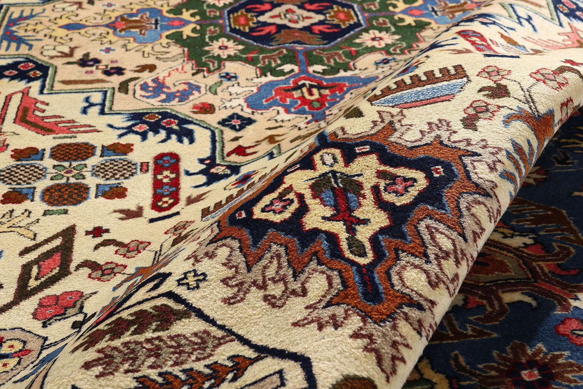 Persischer Täbriz-Teppich im modernen, traditionellen Stil (20. Jahrhundert) im Angebot