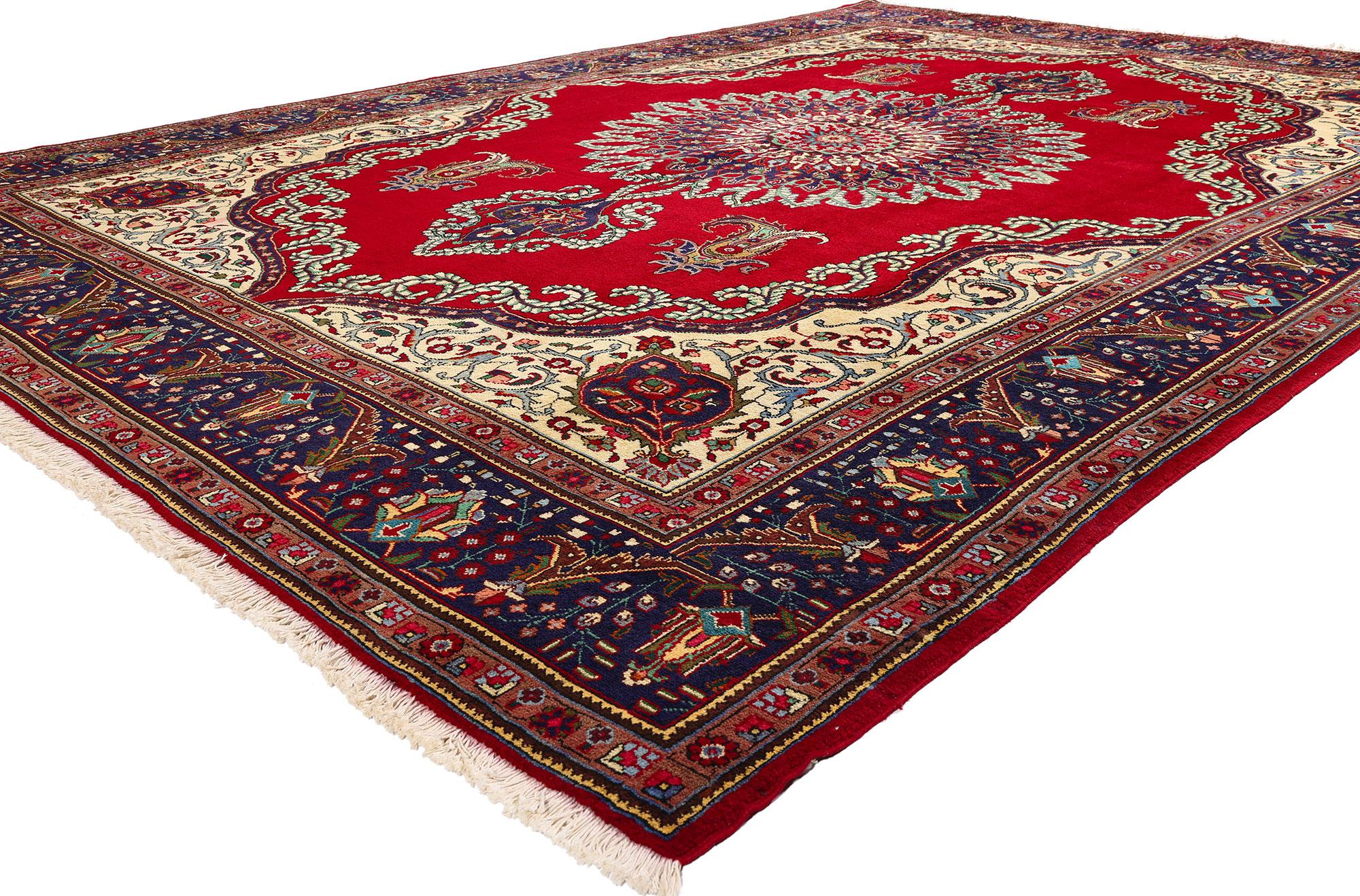 76485 Vintage Persisch Tabriz Teppich mit Regal Jacobean Stil 09'08 X 13'01. Dieser handgeknüpfte alte persische Täbriz-Teppich aus Wolle sieht aus wie ein prächtiger italienischer Samt und erinnert an die reiche und luxuriöse Design-Ausstattung