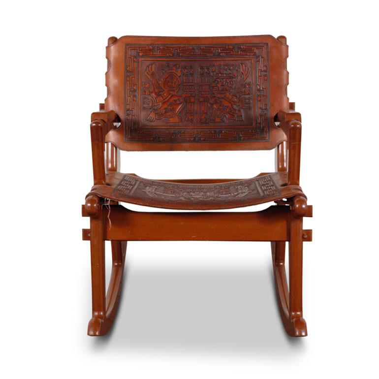 Fauteuil à bascule péruvien à la manière d'Angel Pazmino, la structure à assemblage par tenons et mortaises, l'assise et le dossier en cuir estampé de motifs aztèques, vers 1960.