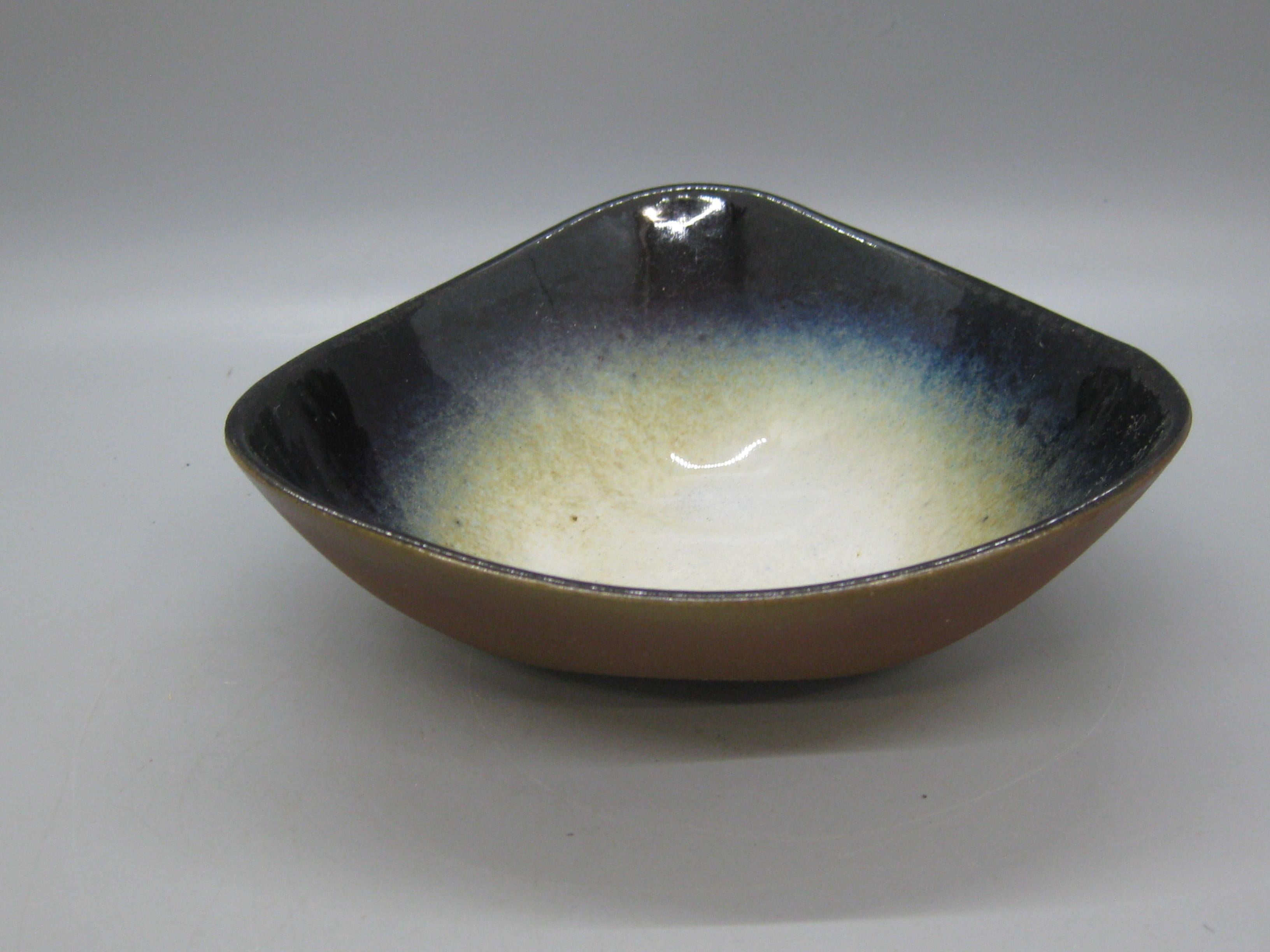 American 1960's Peter Pots Studio Art Pottery Ceramic Abstract Dish Bowl Rhode Island For Sale