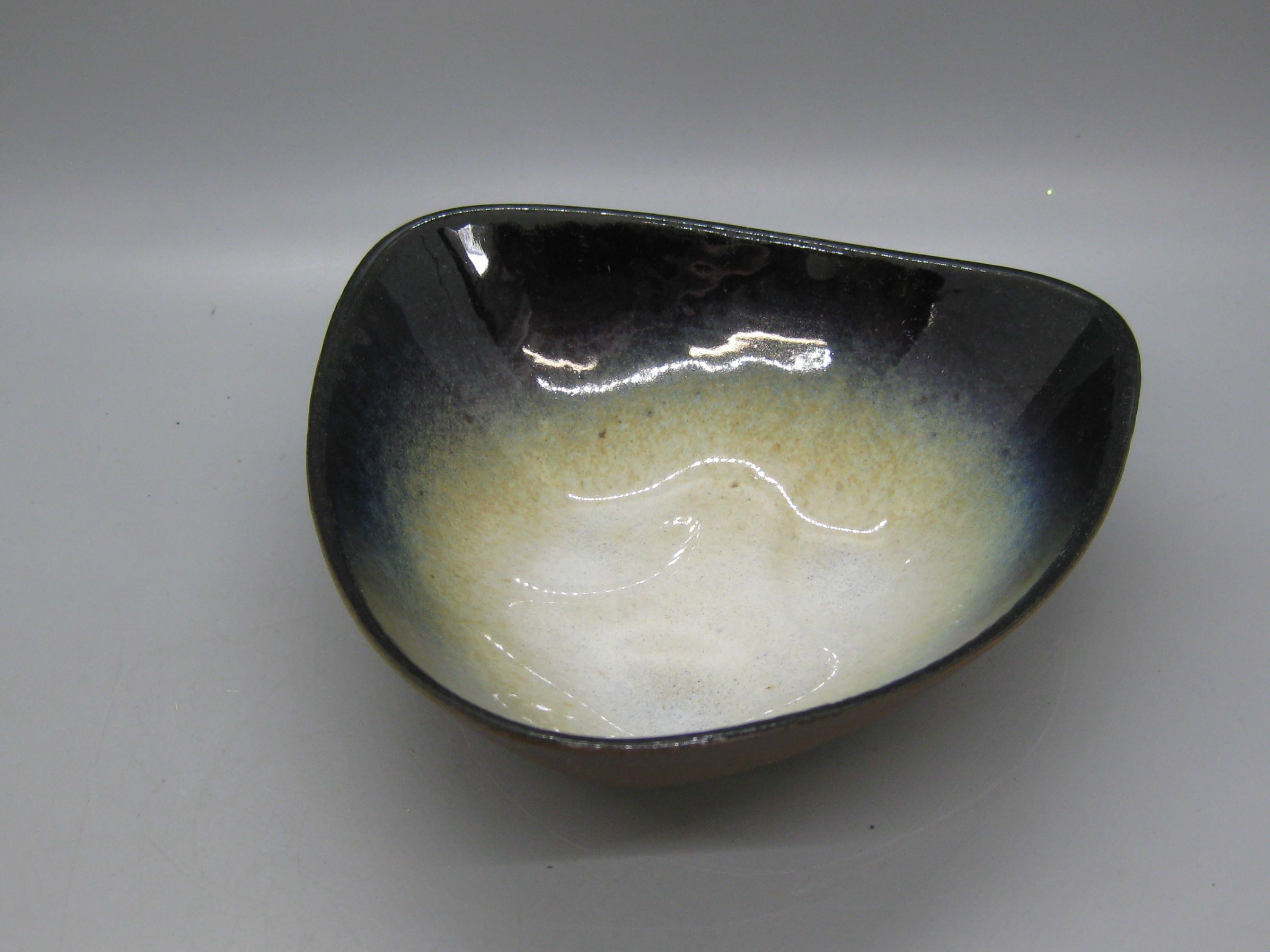 Hand-Crafted 1960's Peter Pots Studio Art Pottery Ceramic Abstract Dish Bowl Rhode Island For Sale