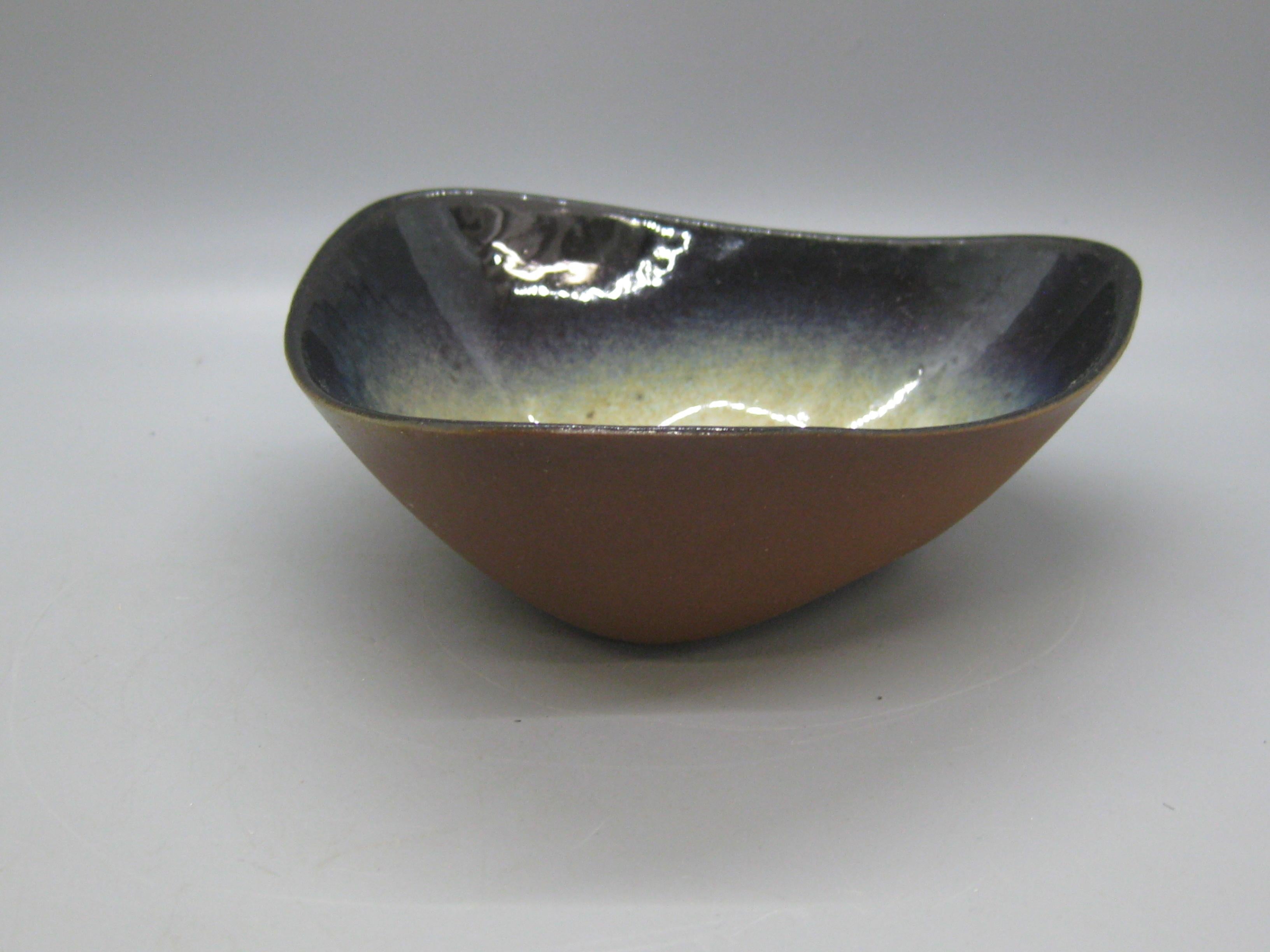 1960's Peter Pots Studio Art Pottery Ceramic Abstract Dish Bowl Rhode Island In Excellent Condition For Sale In San Diego, CA