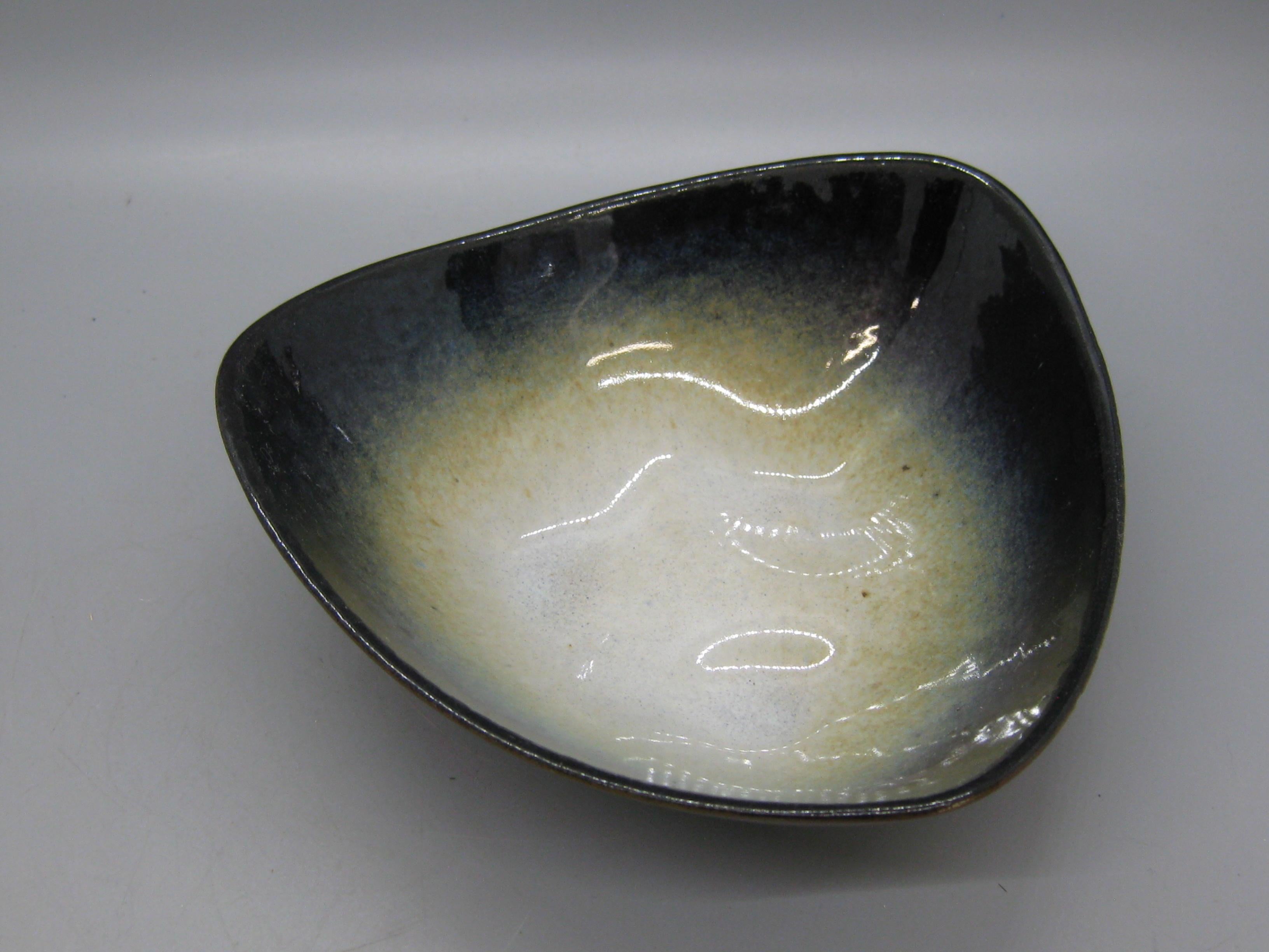 20th Century 1960's Peter Pots Studio Art Pottery Ceramic Abstract Dish Bowl Rhode Island For Sale