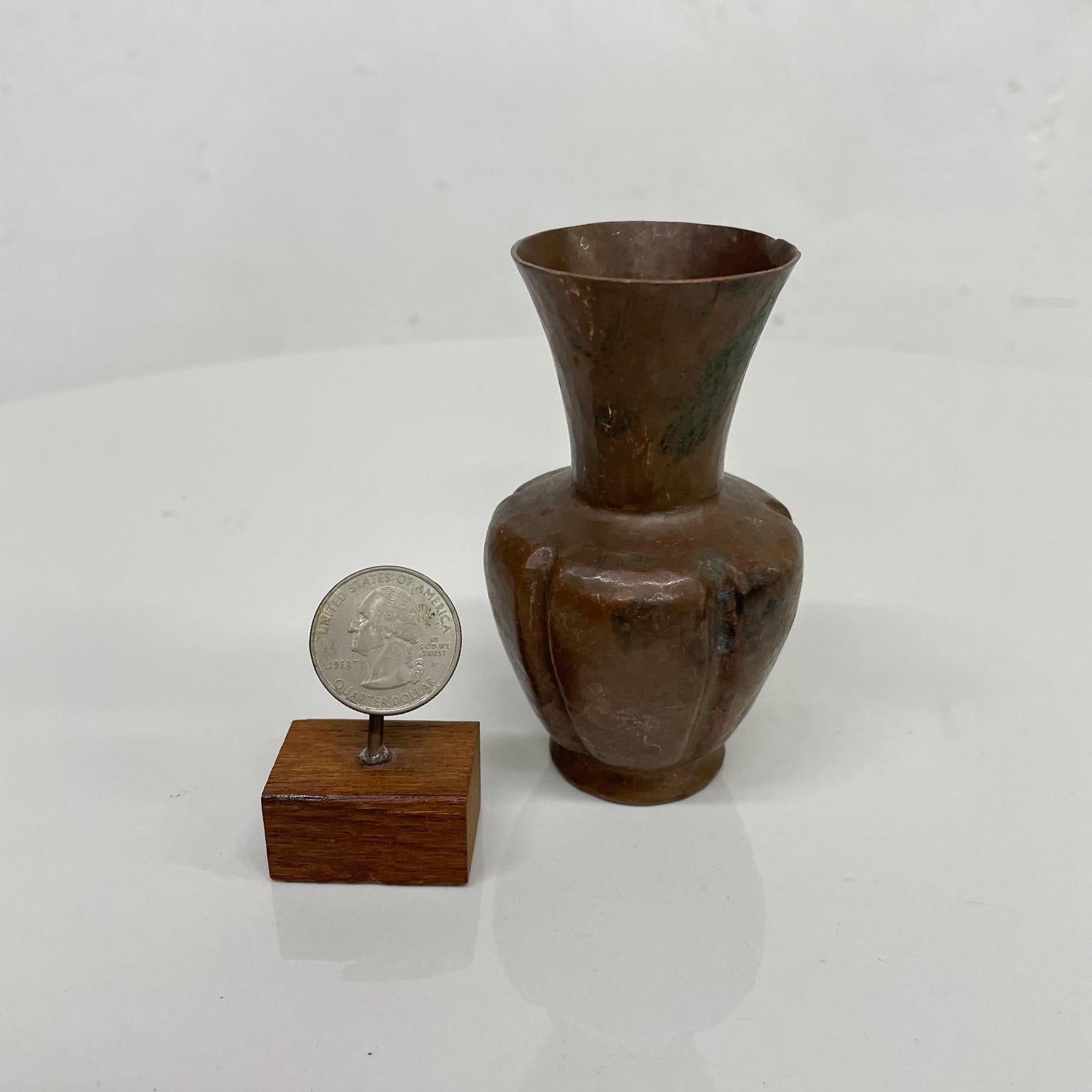 Copper Petite vase
Handcrafted Style of Santa Clara del Cobre Michoacan Mexico Handwrought Hammered Copper Petite Vase 
Unsigned.
With warm patina and minor scuffs on finish. Original unrestored vintage condition.
3.75 x 2 diameter
See images