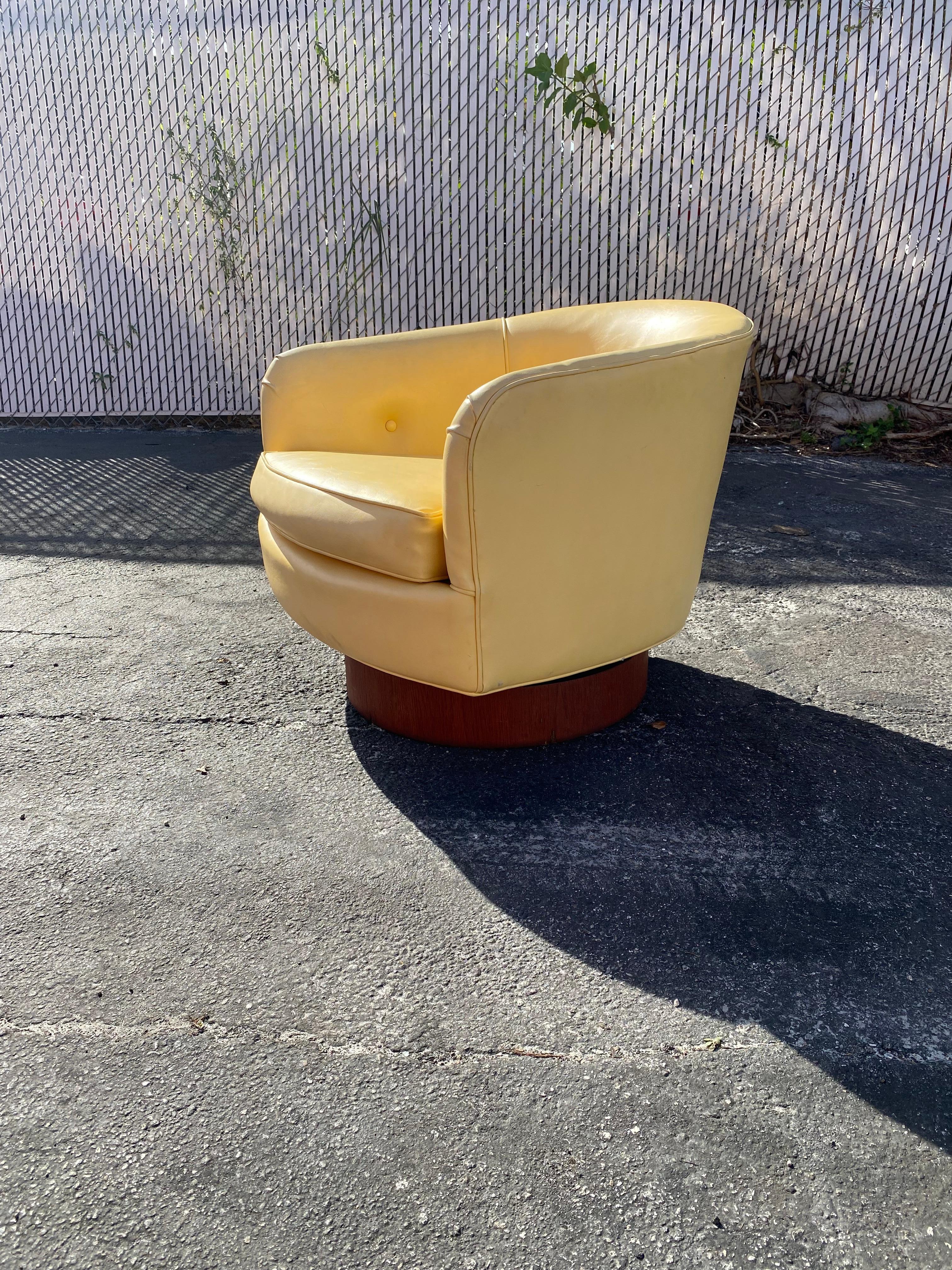 Mid-20th Century 1960s Petite Milo Baughman Walnut Base Rocking Swivel Chair For Sale
