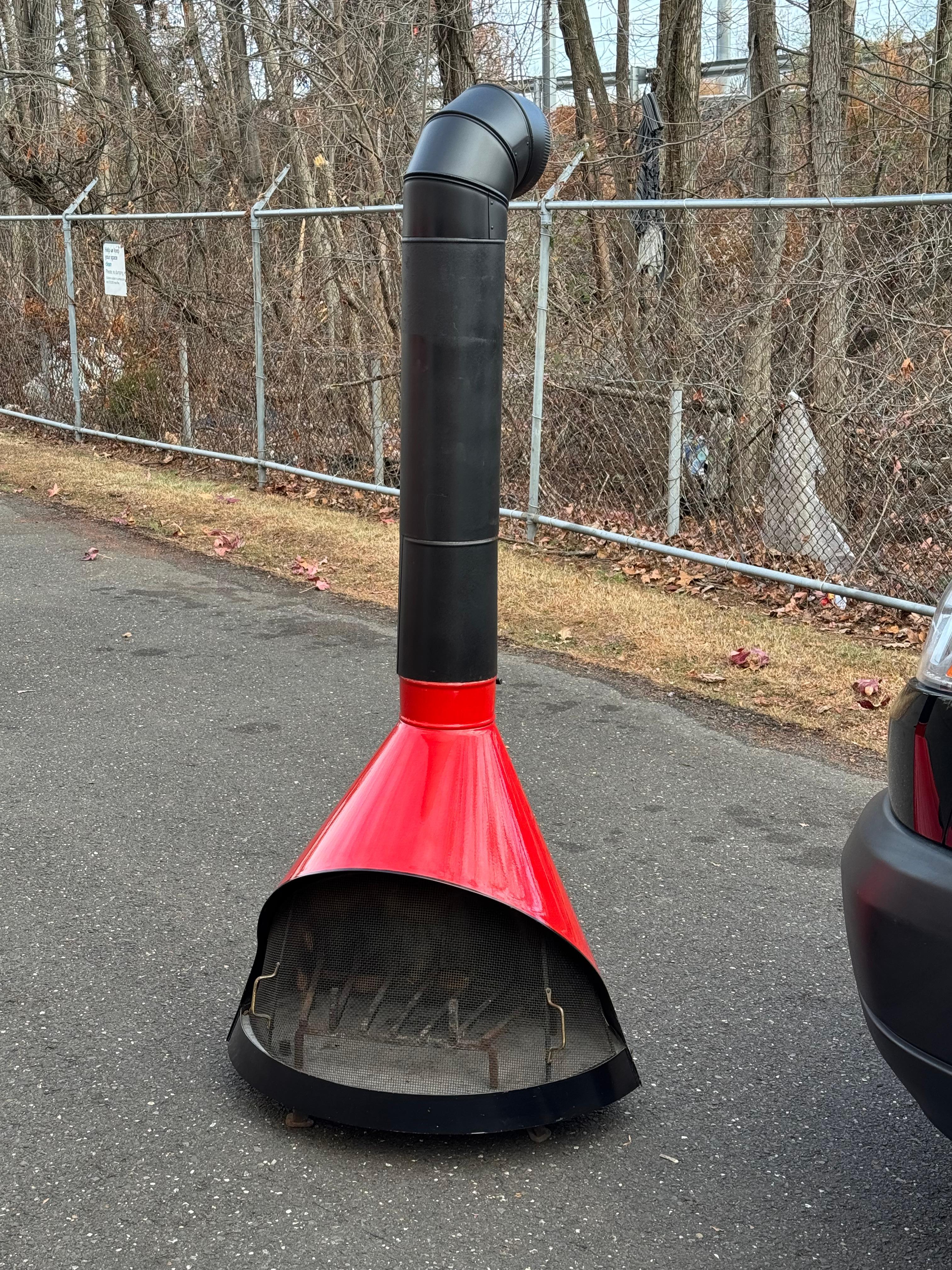 Chimenea pequeña de mediados de siglo, roja y negra, en forma de cono, de los años 60, de gas o madera en venta 3