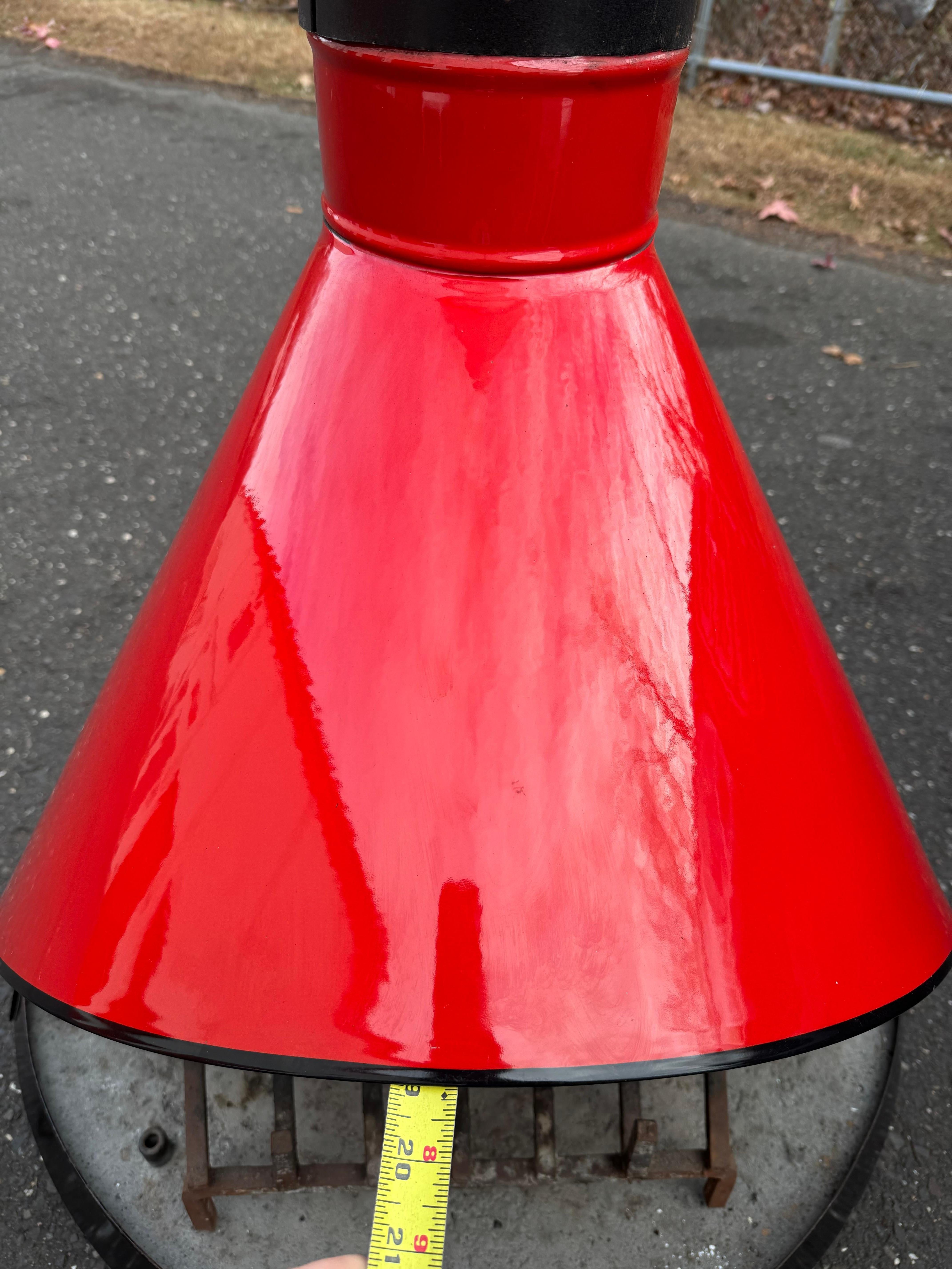 Chimenea pequeña de mediados de siglo, roja y negra, en forma de cono, de los años 60, de gas o madera Moderno de mediados de siglo en venta