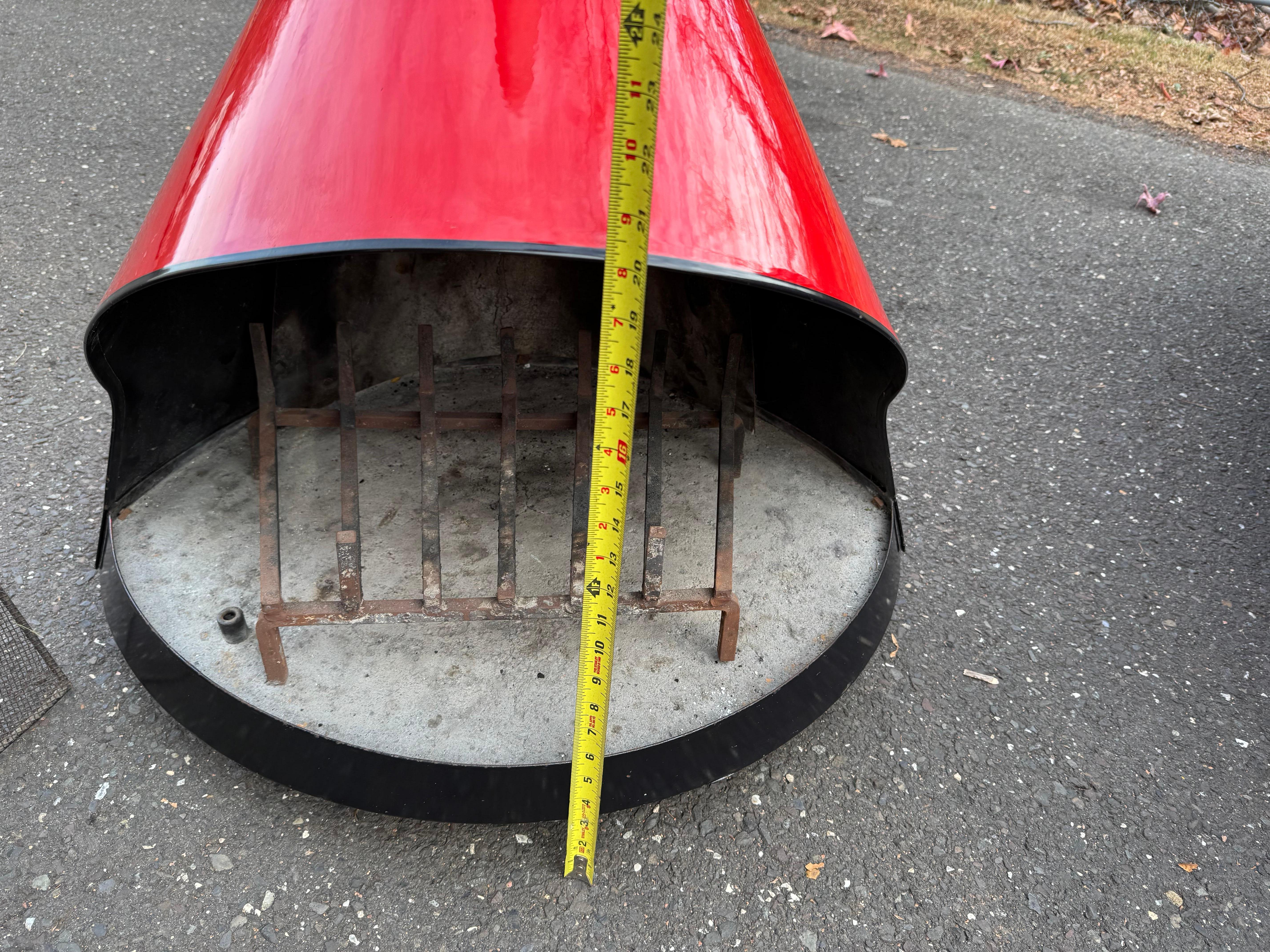 Chimenea pequeña de mediados de siglo, roja y negra, en forma de cono, de los años 60, de gas o madera en Bueno estado para la venta en Bensalem, PA