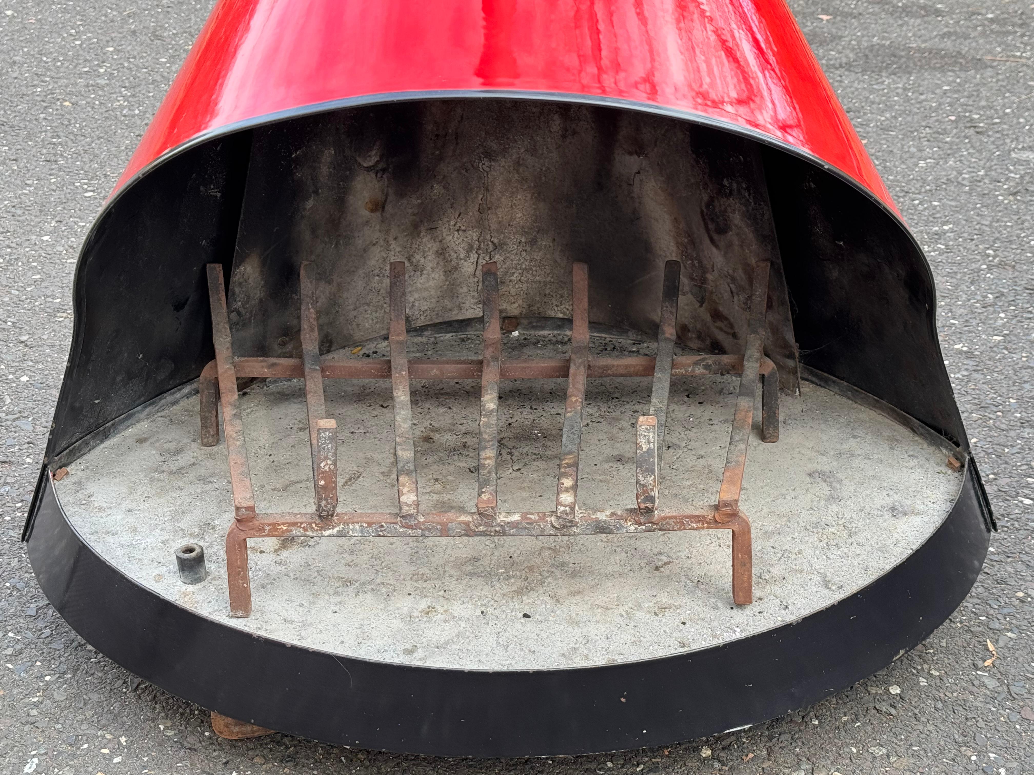 Chimenea pequeña de mediados de siglo, roja y negra, en forma de cono, de los años 60, de gas o madera Metal en venta