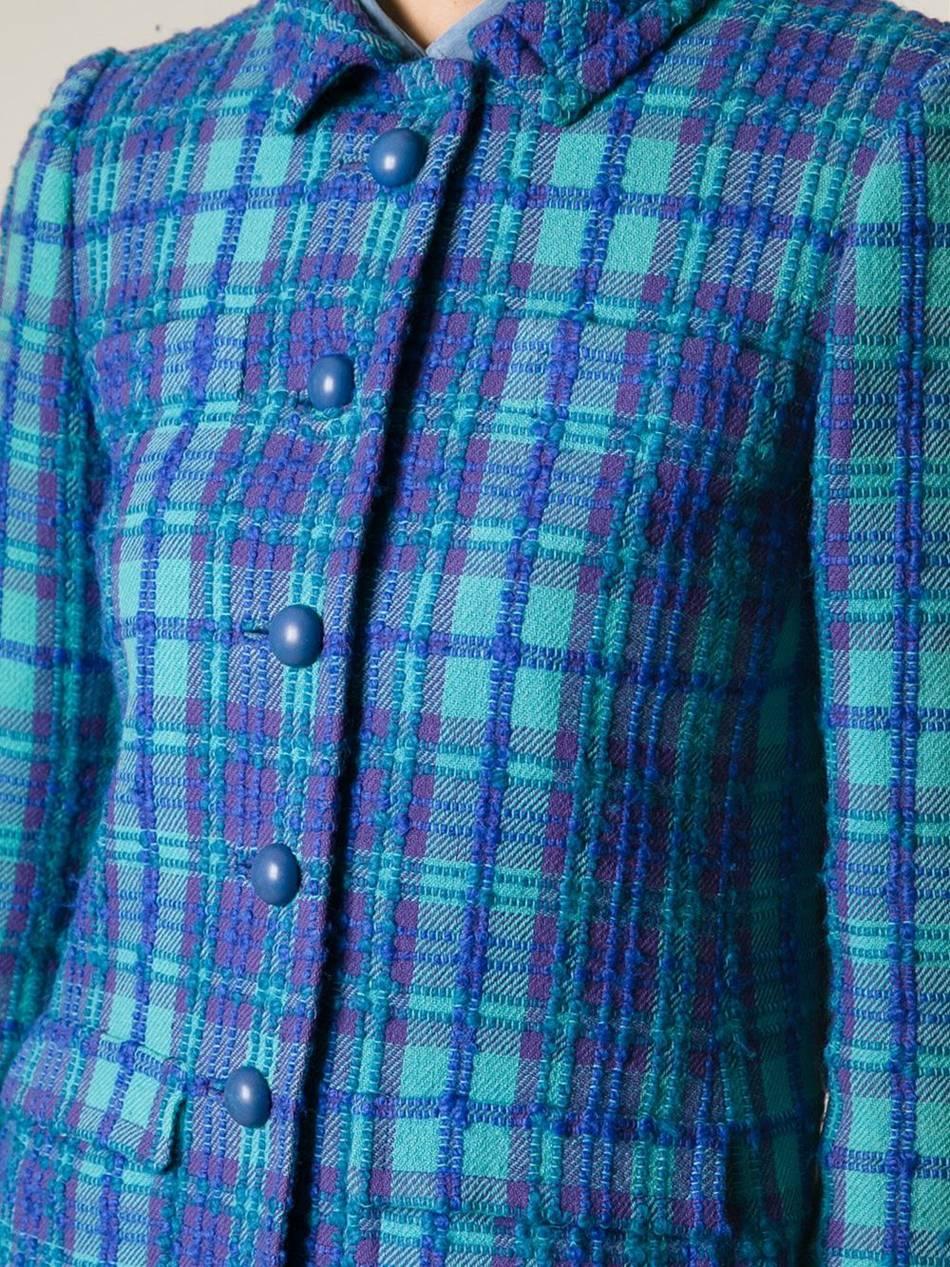 1960s  veste Philippe Venet en laine bleu turquoise présentant un motif tissé à carreaux bleus et violets, une ouverture à boutons sur le devant, une poche plaquée sur le devant, une doublure en soie lilas aux tons changeants.
En bon état vintage.