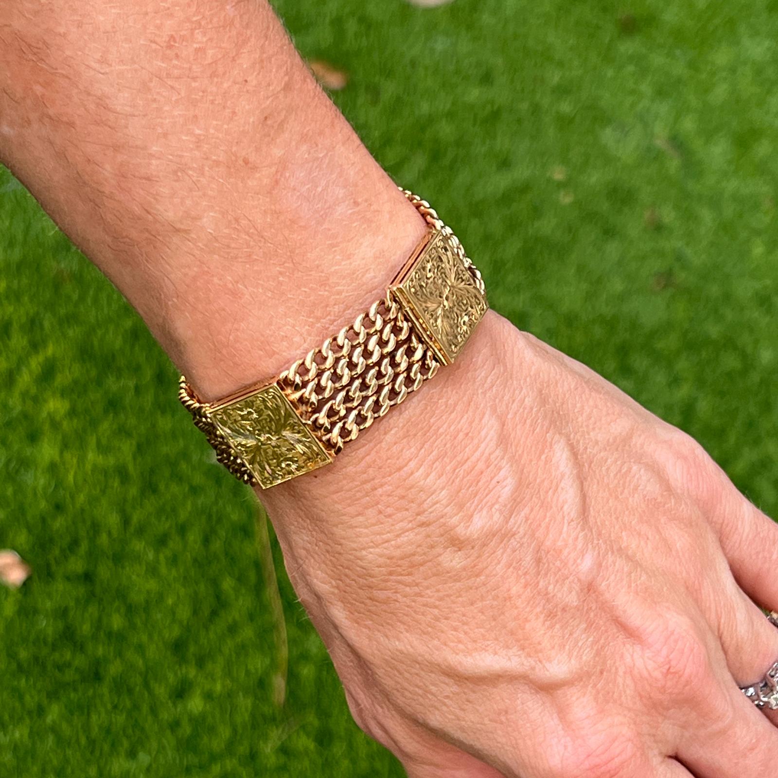 Einzigartiges, handgefertigtes Medaillonarmband aus 14 Karat Gelbgold. Das Armband verfügt über 4 Medaillons für Fotos, die durch vier Reihen von Gliedern getrennt sind. Das Armband misst 6,50 Zoll in der Länge und 0,75 Zoll in der Breite. Passt