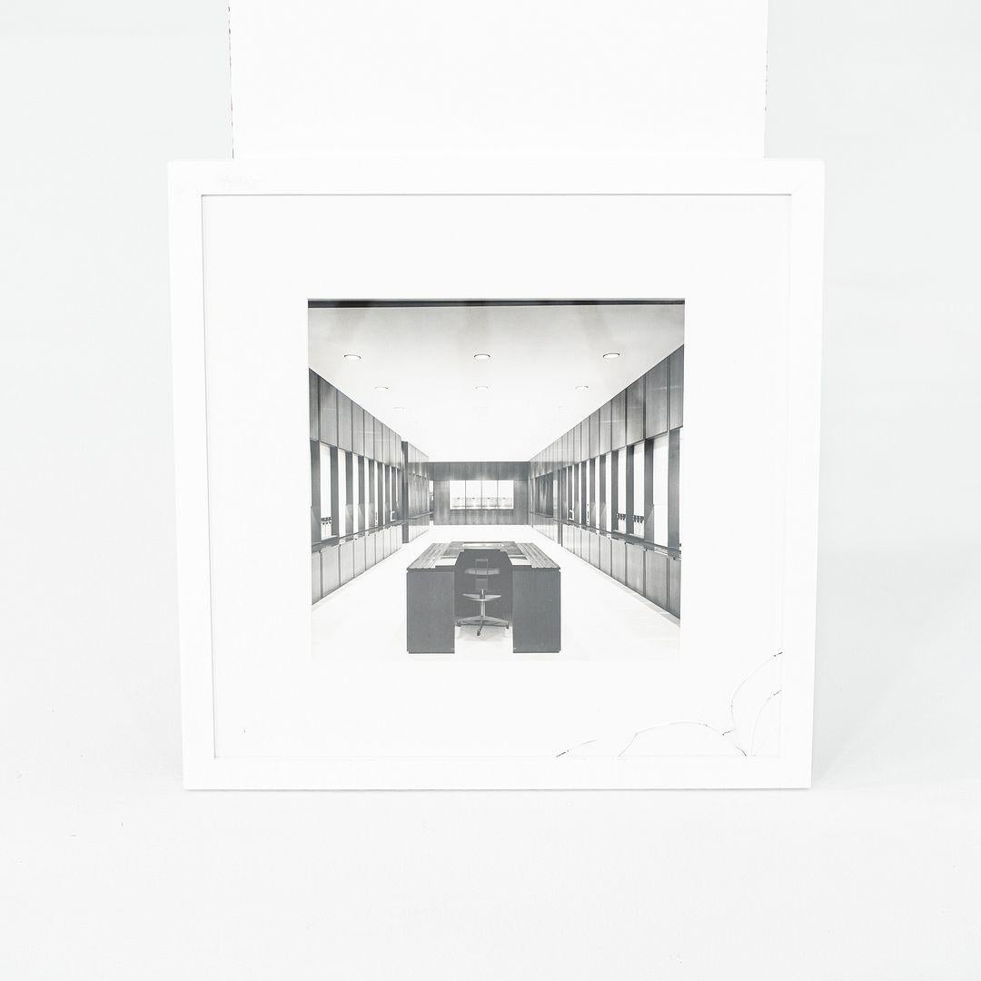 Il s'agit d'une Collectional de photographies en noir et blanc encadrées datant des années 1960, prises par Ezra Stoller pour le compte de Skidmore, Owings, and Merrill. Les photos montrent des scènes du travail de SOM pour le National Life Center à