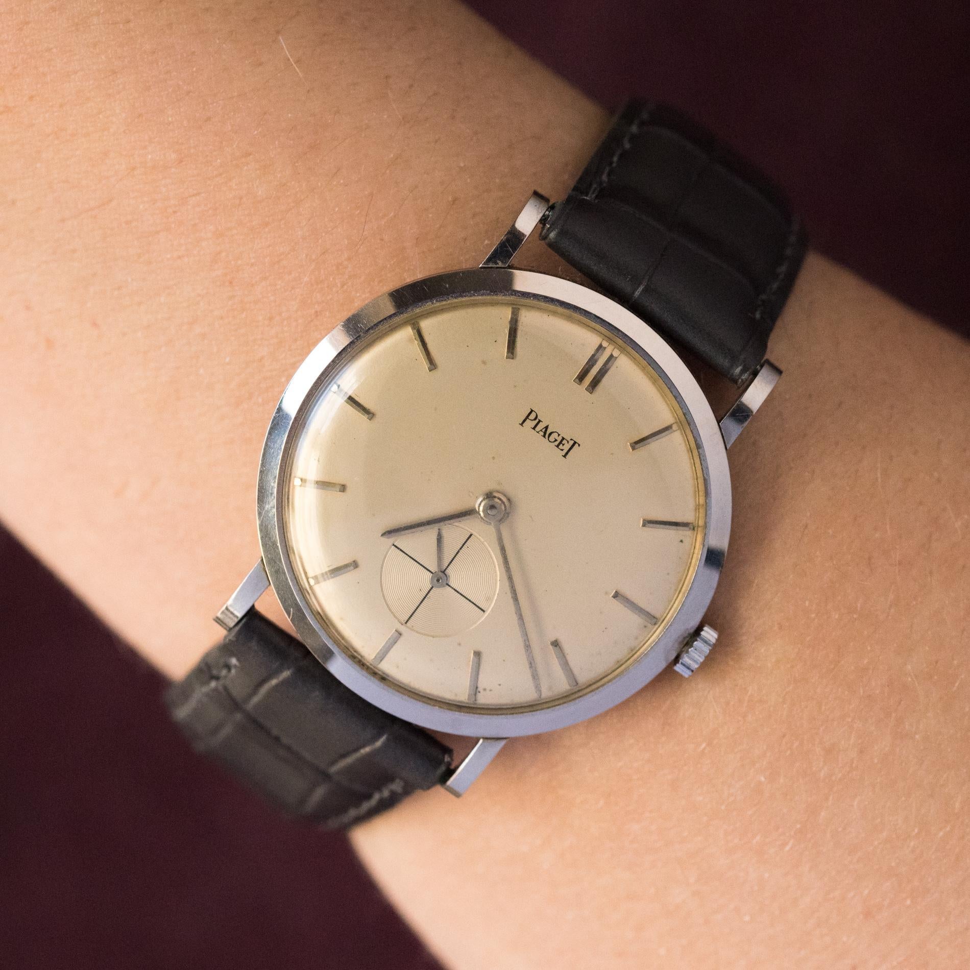 Piaget men's watch in silver metal.
Round case in silver metal, light beige background.
Small second.
Mechanical watch with manual winding.
New bracelet in gray Italian calf leather - silver metal buckle.
Retro Watch - Work of the 1960s.
Signed