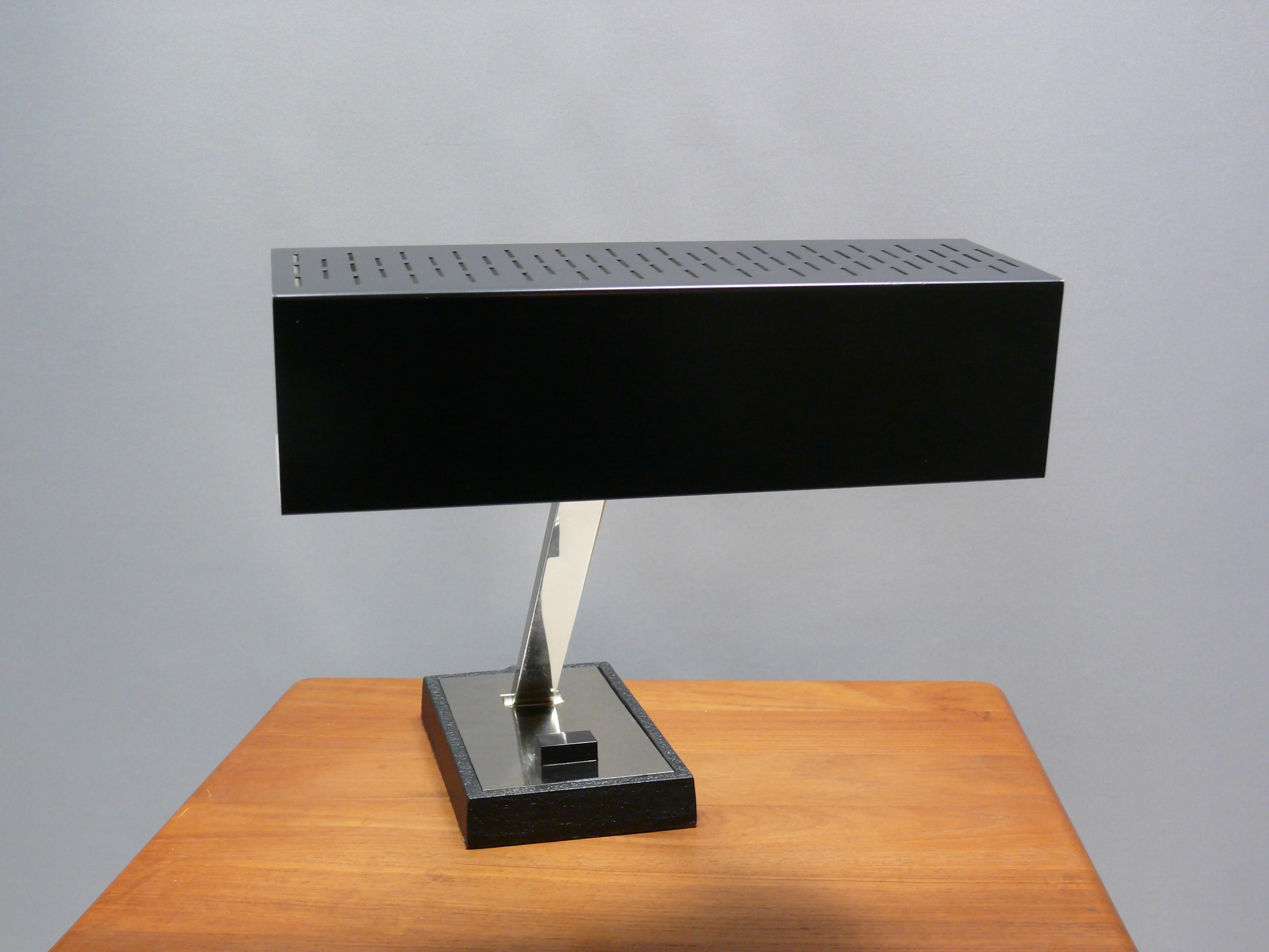 A design classic from the 1960s and 70s: An extremely rare model of a table lamp/piano lamp by Leclaire & Schäfer, Neheim, West Germany, type 5554-2.

The lamp has a heavy, black metal base with a chrome-plated insert plate on top. The surface is