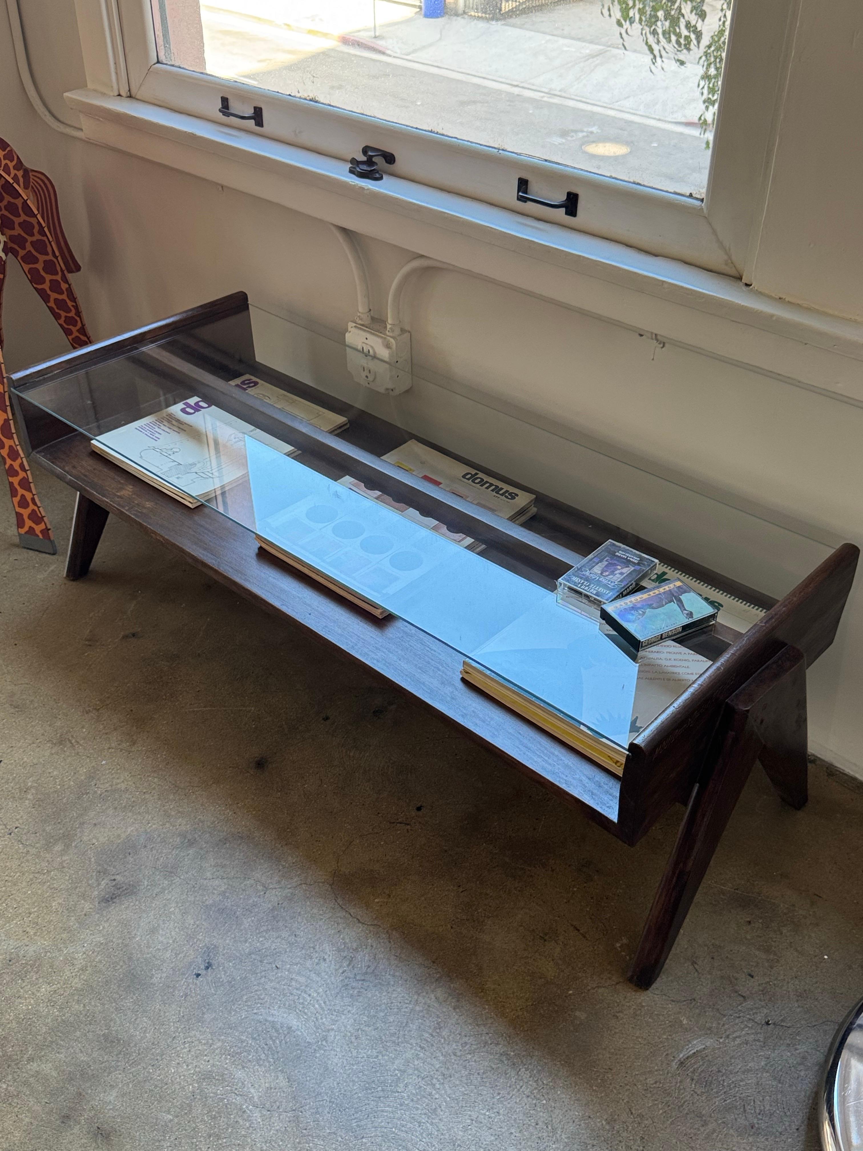 1960er Jahre Pieree Jeanneret PJ-TB-05-A Couchtisch mit abnehmbarer Glasplatte. In ausgezeichnetem Vintage-Zustand.