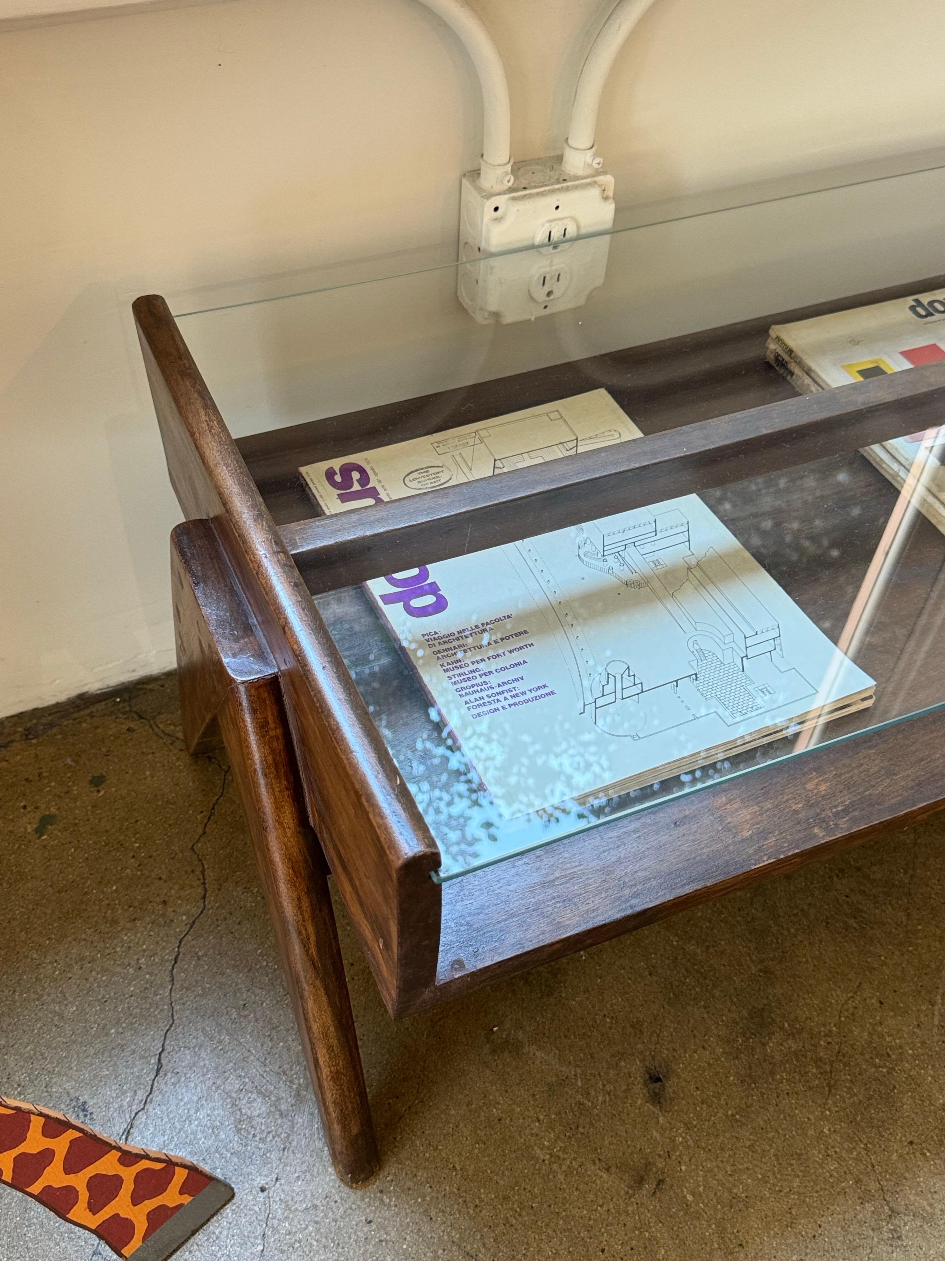 1960er Jahre Pieree Jeanneret PJ-TB-05-A Couchtisch im Zustand „Gut“ im Angebot in Los Angeles, CA
