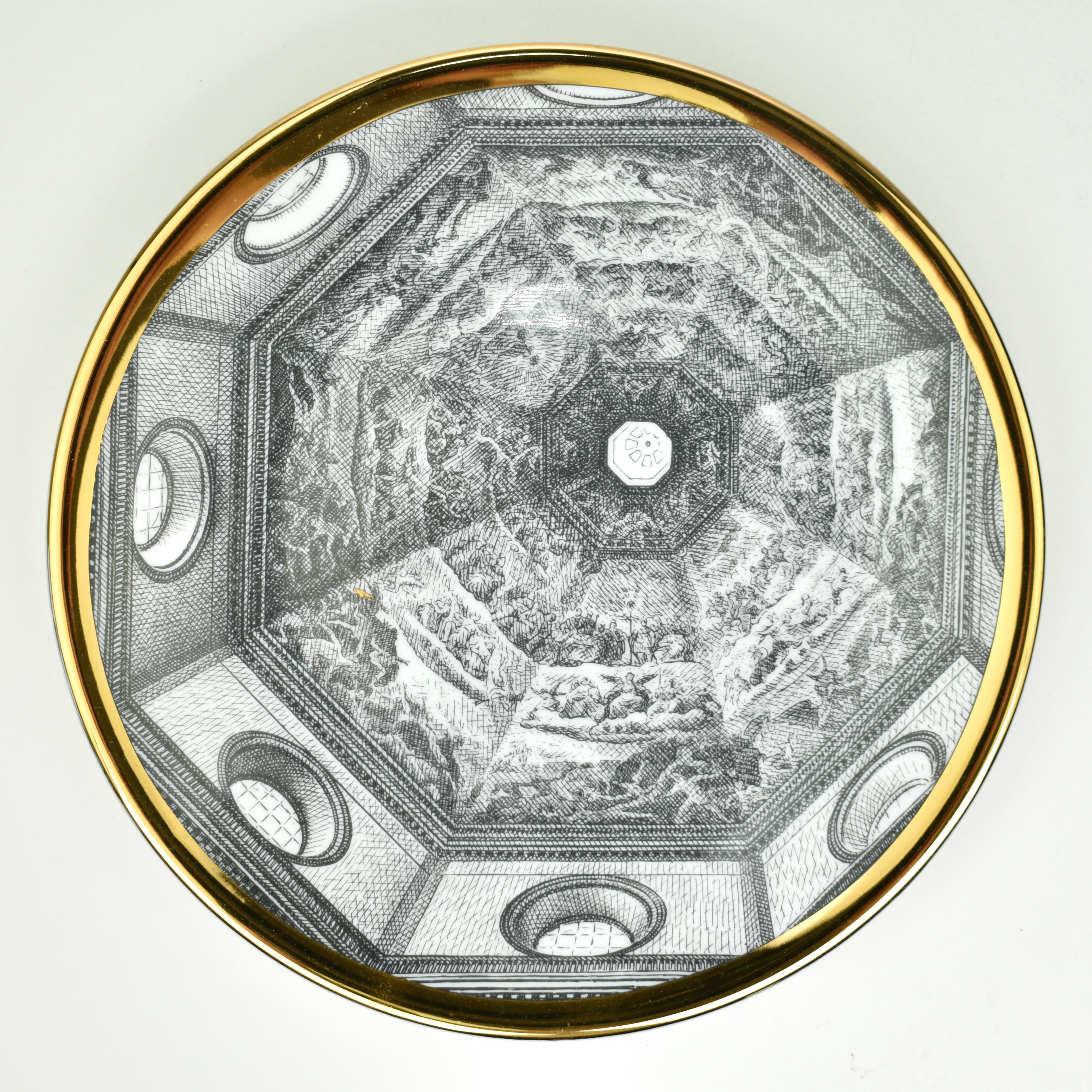 Porcellana originale degli anni '60 di Piero Fornasetti. Il piatto ha un bordo dorato e una stampa litografata di Santa Maria del Fiore a Firenze. La targa è la numero 3 della serie 