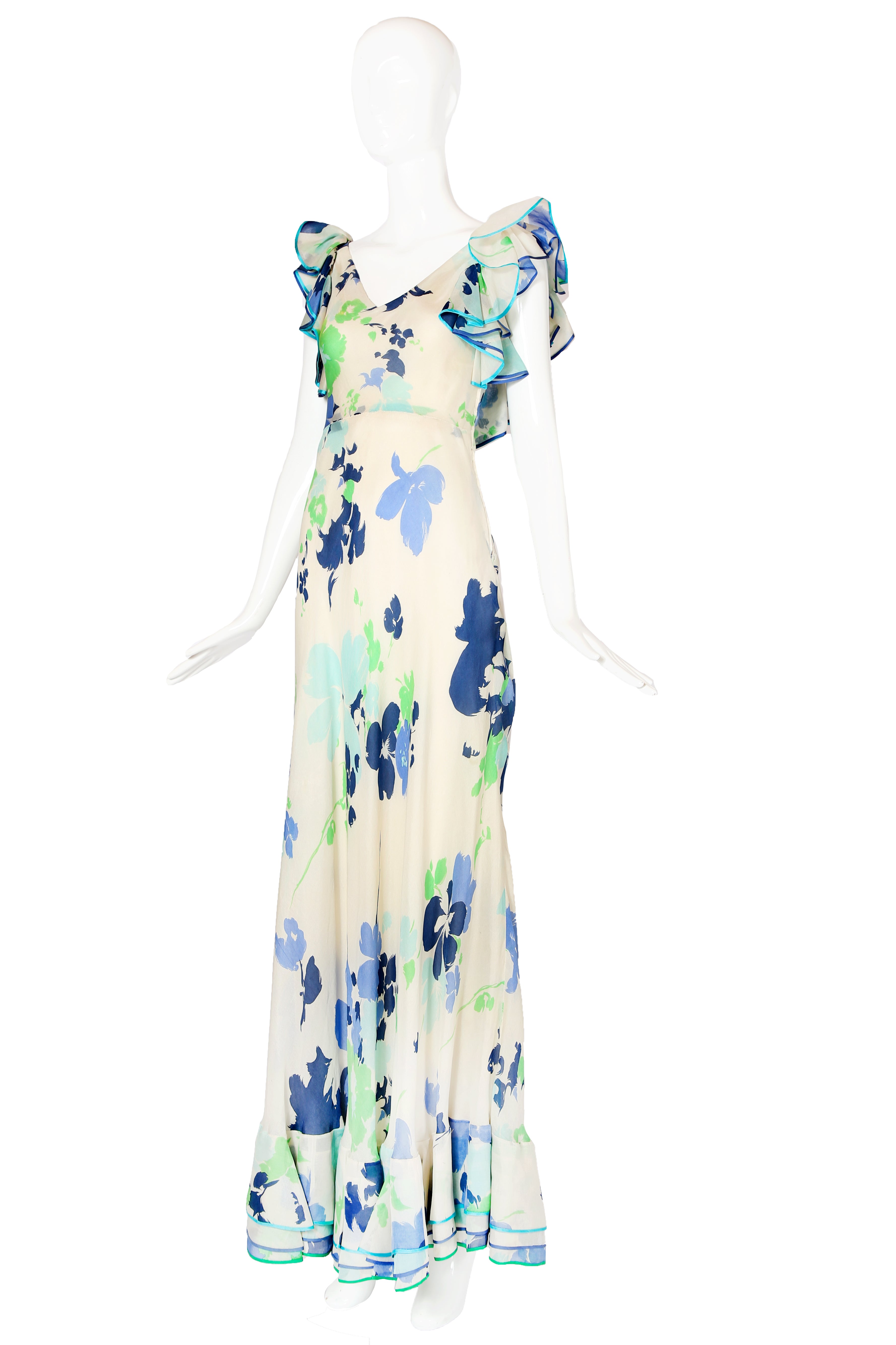 Début des années 1960, Pierre Balmain No. 158143, robe haute couture en organza de soie à imprimé floral avec des volants multicouches à l'encolure et à l'ourlet. L'intérieur est doublé d'une doublure en soie et les volants sont bordés de soie