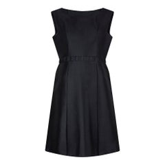 Abito nero in seta di Pierre Balmain del 1960 con cintura a reticolo in vita