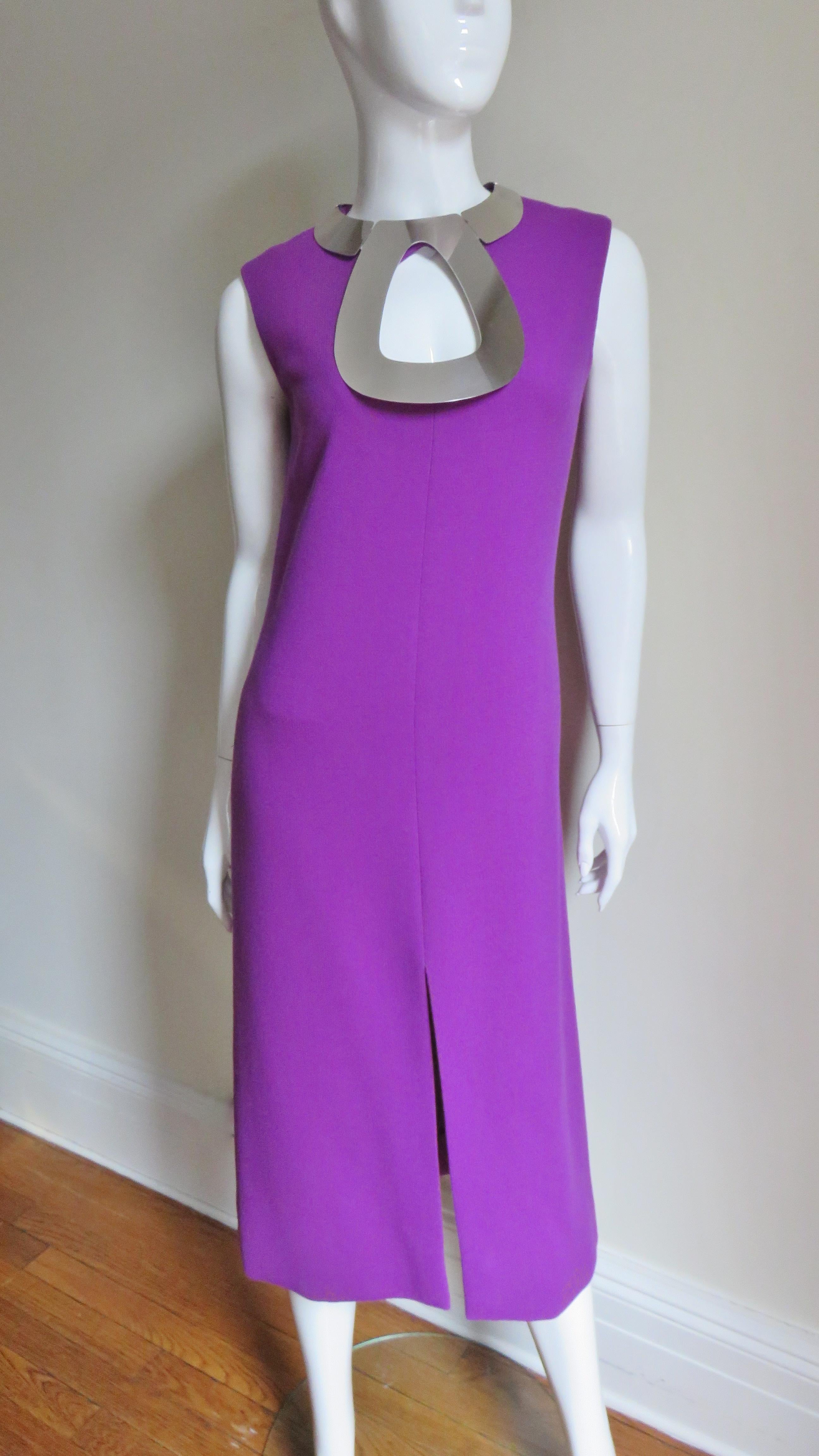  Pierre Cardin 1960er Jahre Ikonisches Kleid mit Metallbeschlägen und Kragen (Violett) im Angebot