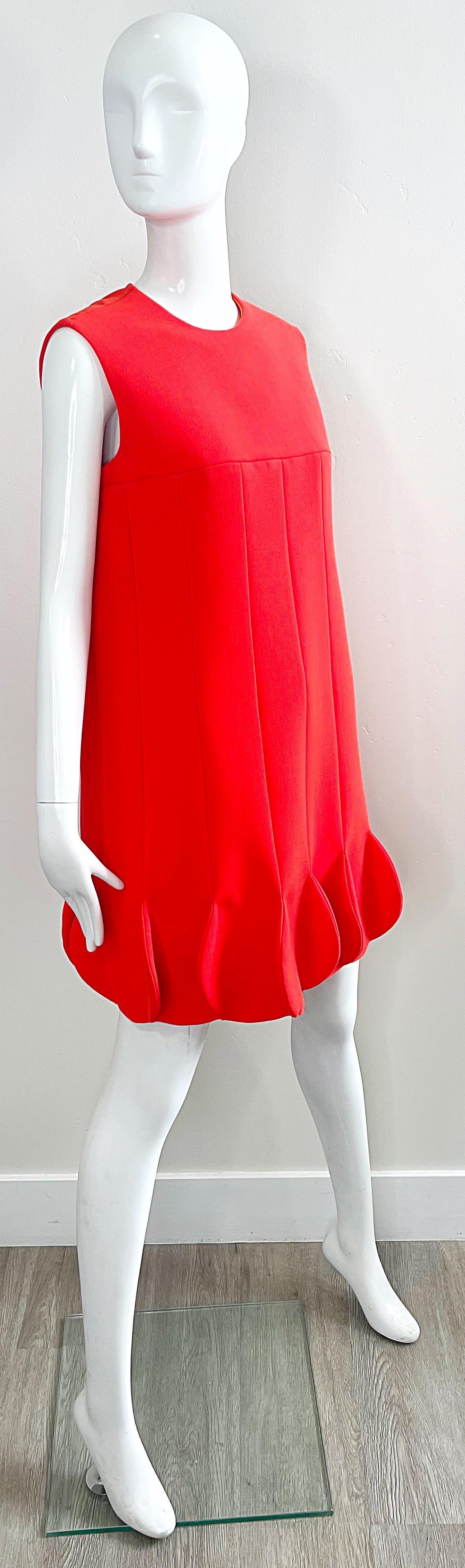1960er Pierre Cardin Museum Held Hell Orange Space Age Blütenblattsaum Vintage Kleid im Angebot 4