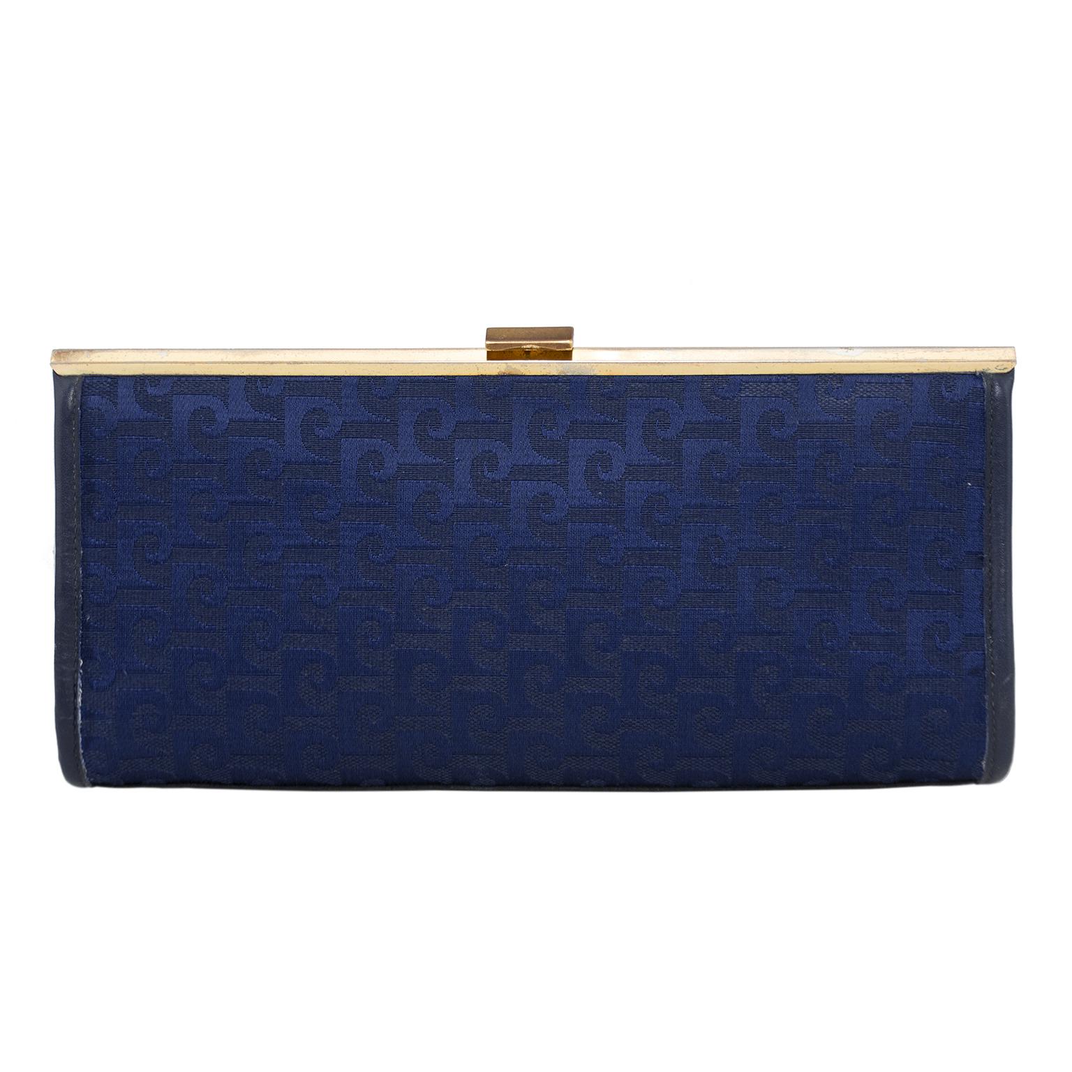 Pochette di Pierre Cardin degli anni '60. Stile a telaio con montatura e chiusura in metallo dorato. Jacquard blu navy con loghi Pierre Cardin su tutta la superficie. Fodera blu navy e tasca singola orizzontale con zip a fessura. Una pochette