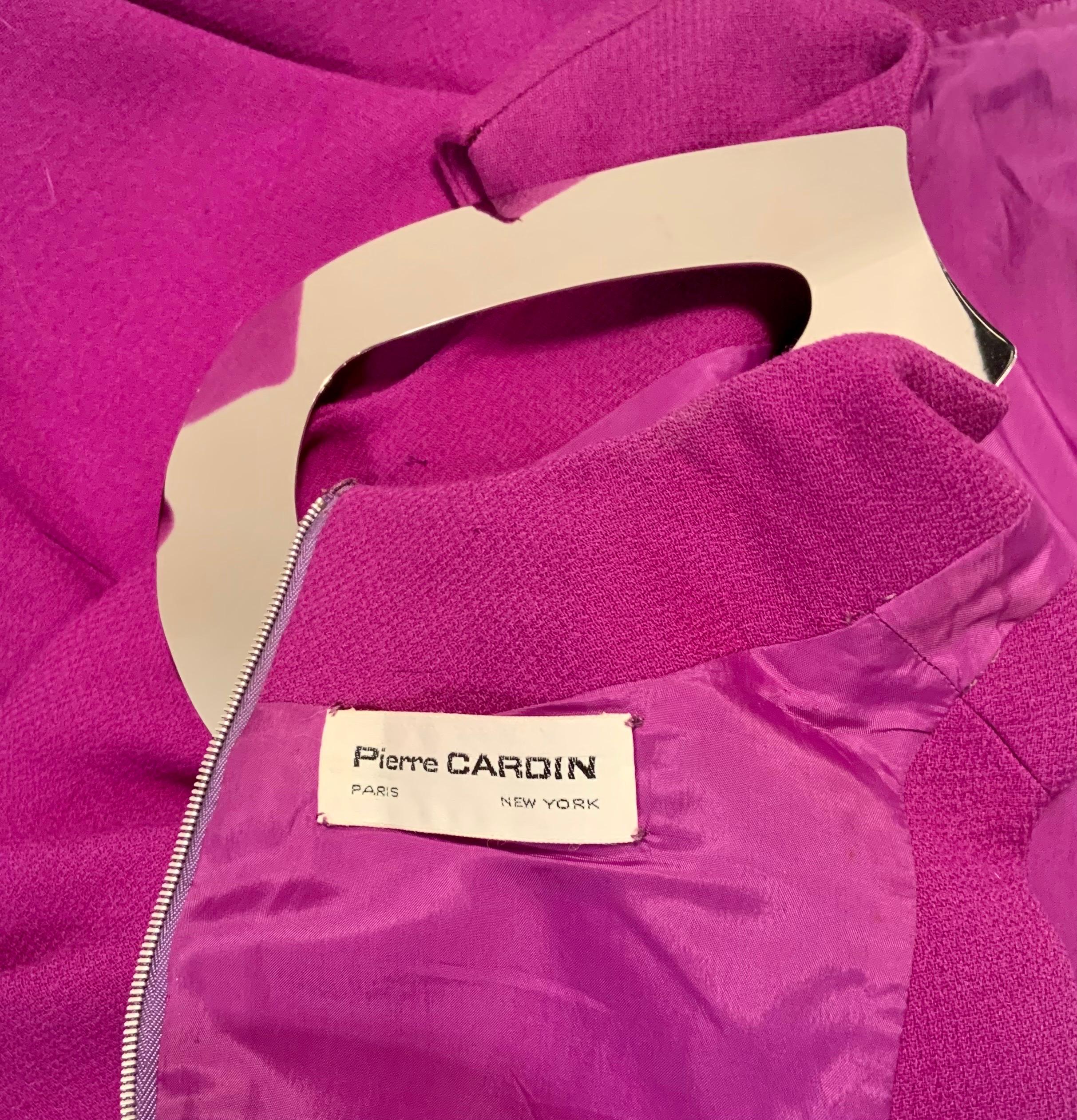 Pierre Cardin, 1960 - Robe violette avec encolure en trou de serrure chromée en vente 3