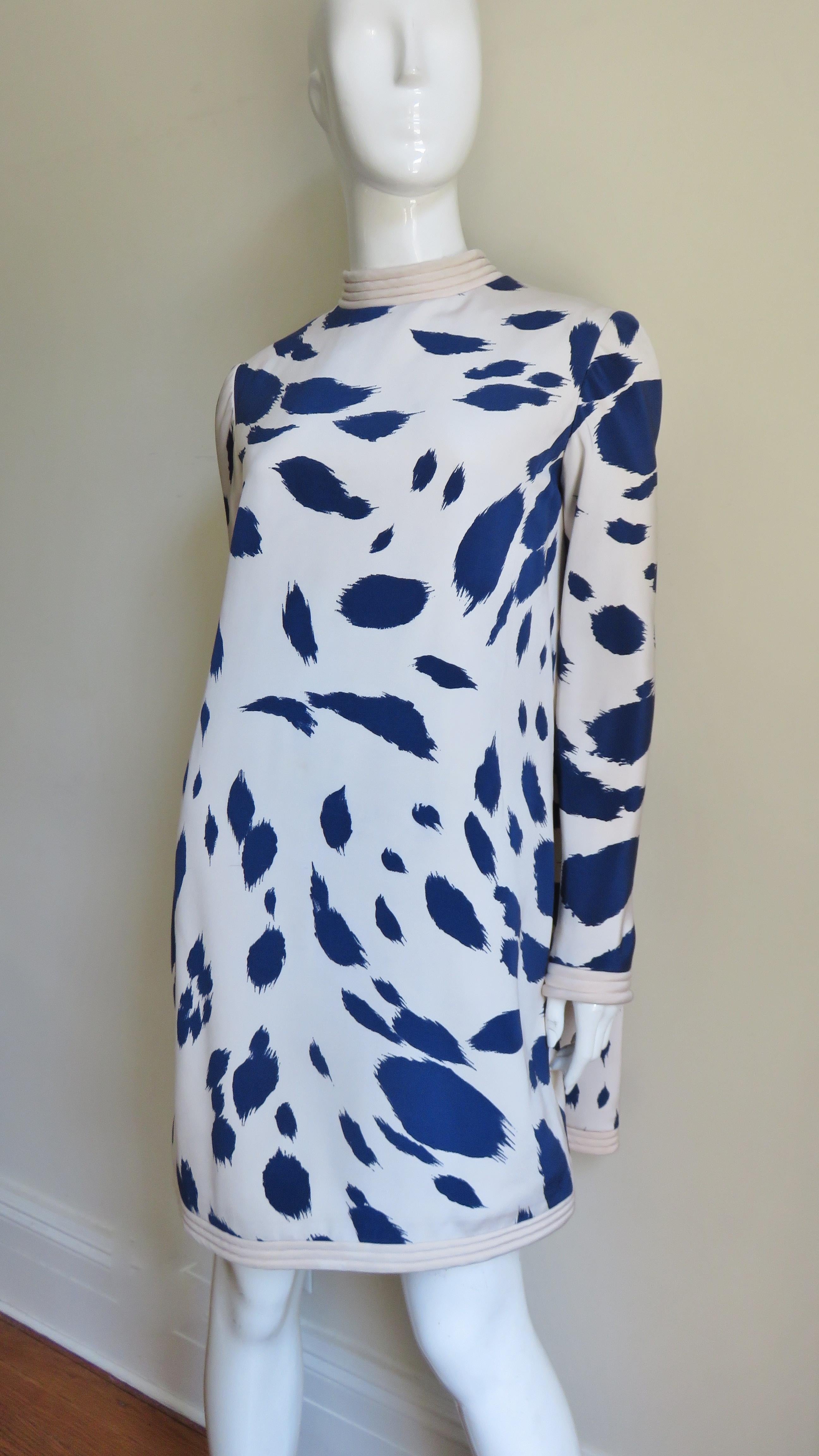 Ein unglaubliches Kleid von Pierre Cardin aus cremefarbener Seide mit abstrakten Formen in Marineblau.  Der Halsausschnitt, die Handgelenke und der Saum sind mit Reihen von Steppnähten auf unifarbenem Off-White hervorgehoben. Ein wunderschöner