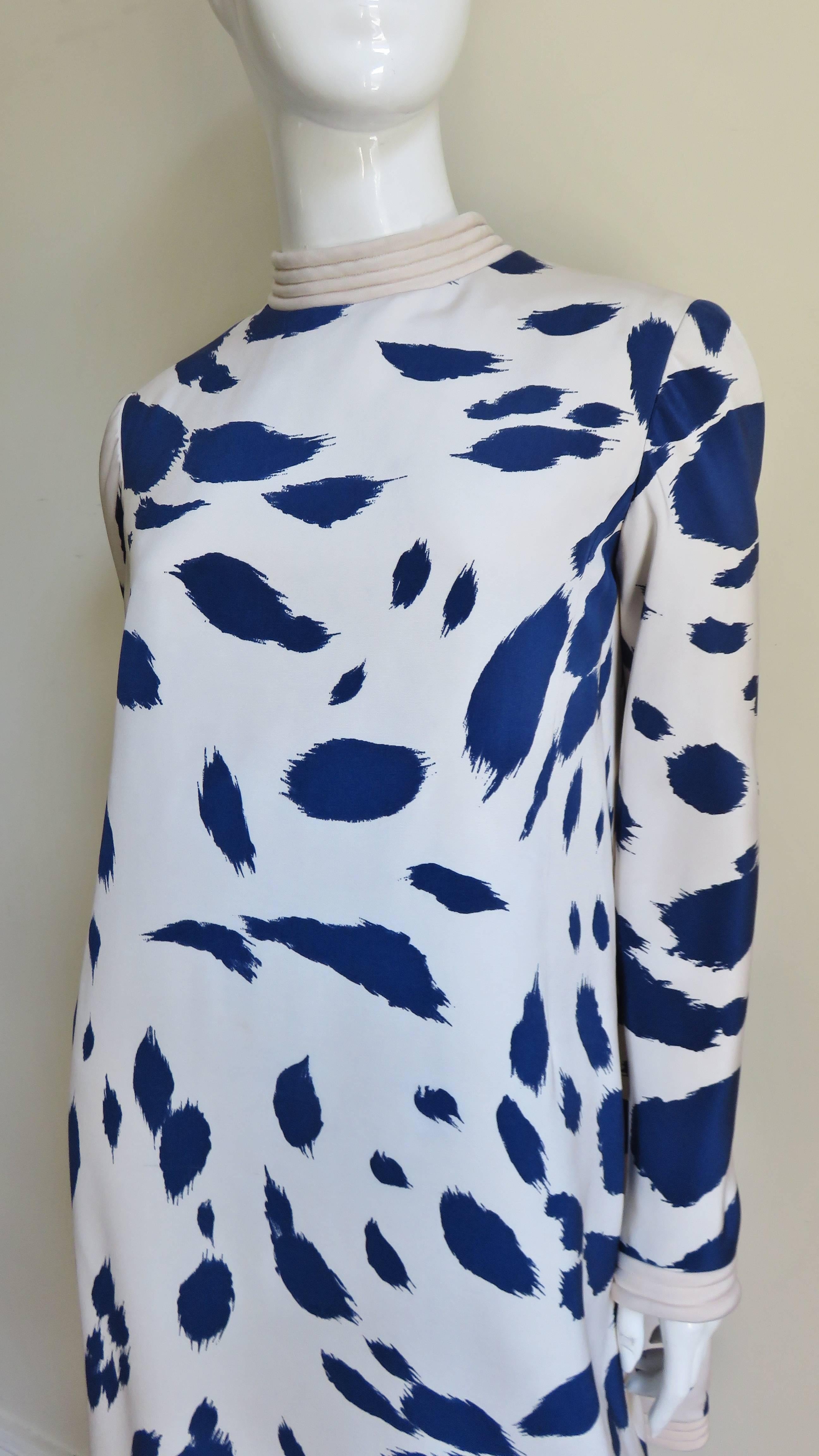 Pierre Cardin - Robe à dos cape en soie, années 1960 Pour femmes en vente