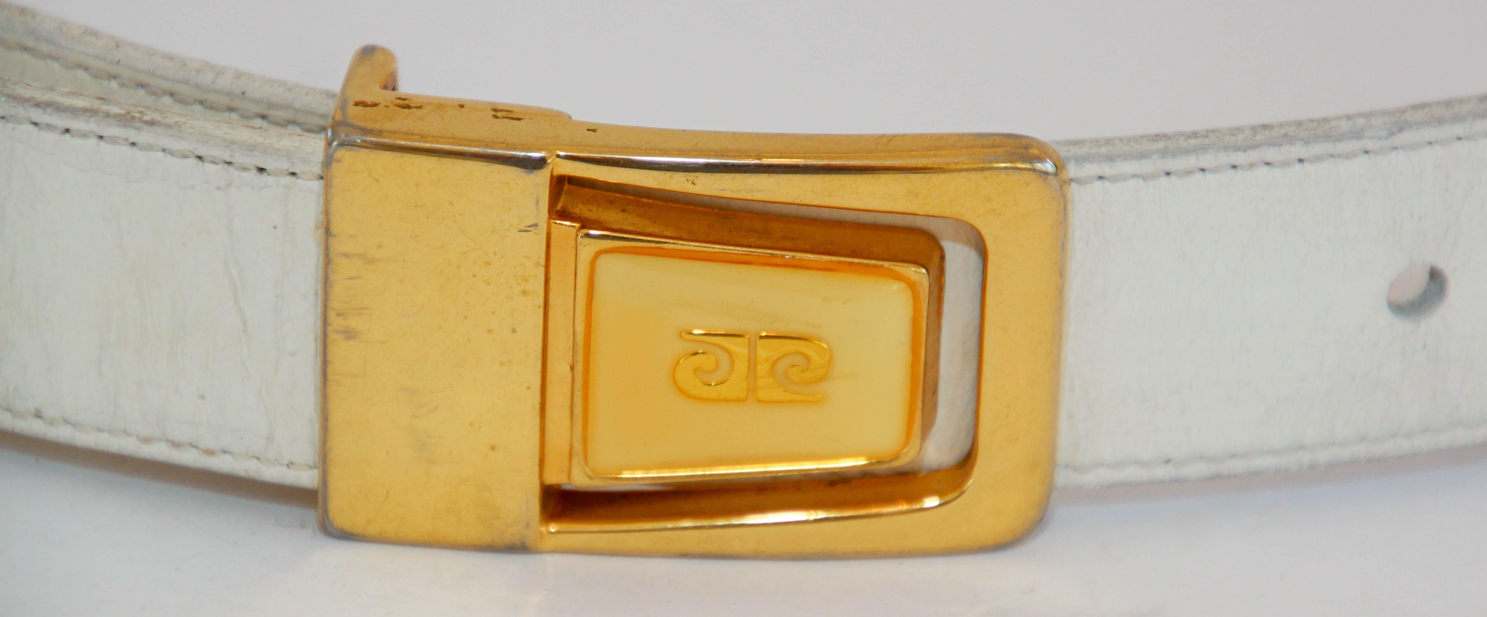 1960's Pierre Cardin Vintage Weißes Leder Taillengürtel.
Gürtel aus Rindsleder mit Logoschnalle aus Messing.
Schmaler weißer Ledergürtel aus der Mitte des Jahrhunderts aus Anilin-Rindsleder, gefüttert mit Anilin-Rindsleder.
Goldfarbene Dornschließe