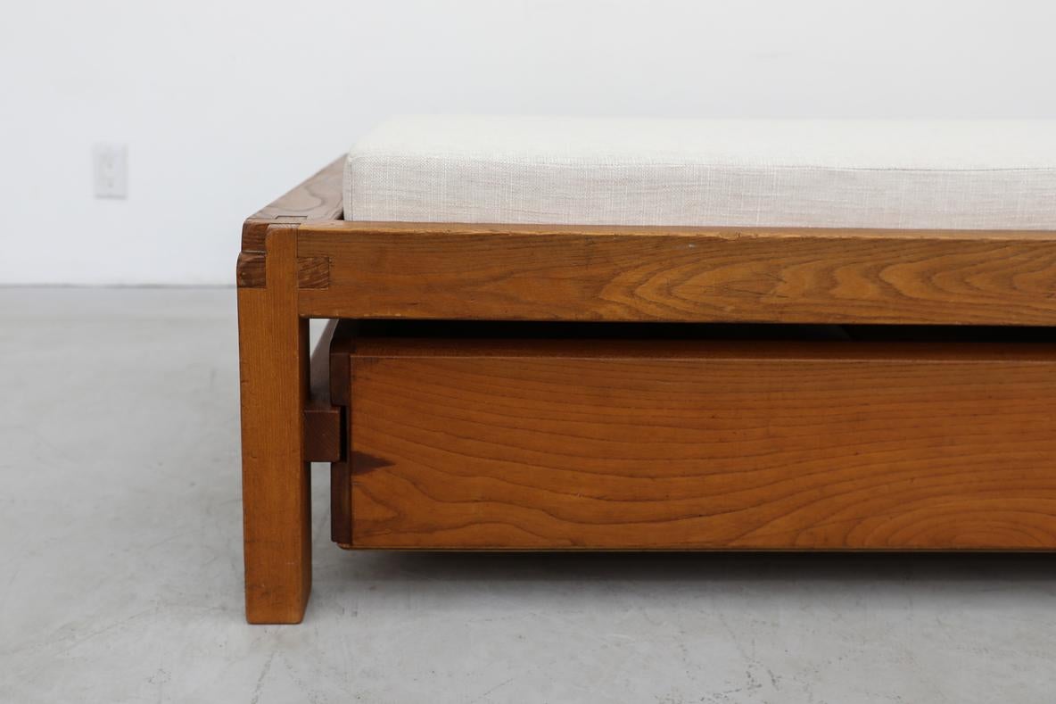 Letto da giorno Pierre Chapo 'L03' in olmo massiccio degli anni '60 con materasso imbottito di recente in vendita 3