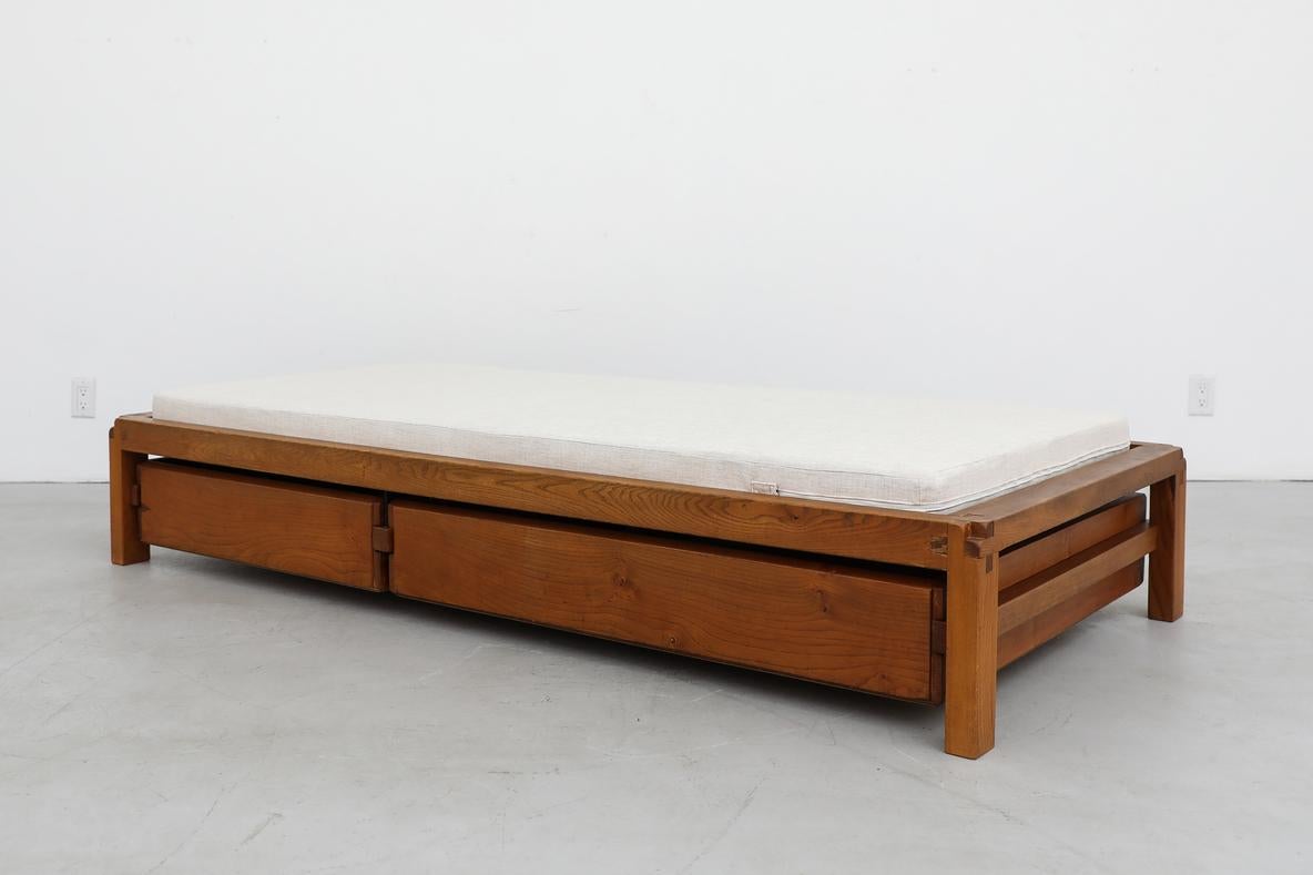 Letto da giorno Pierre Chapo 'L03' in olmo massiccio degli anni '60 con materasso imbottito di recente in vendita 8