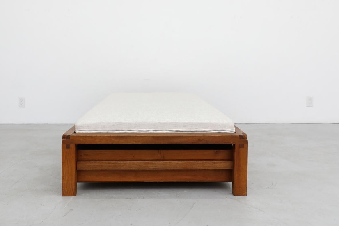Letto da giorno Pierre Chapo 'L03' in olmo massiccio degli anni '60 con materasso imbottito di recente in vendita 9