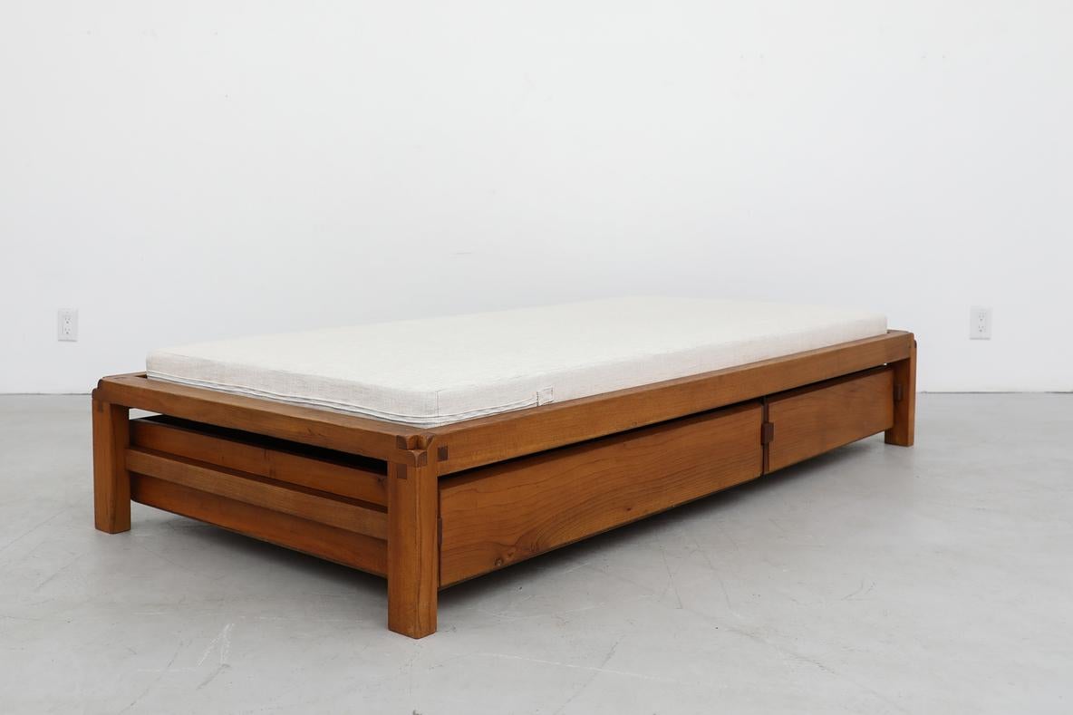 Letto da giorno Pierre Chapo 'L03' in olmo massiccio degli anni '60 con materasso imbottito di recente in vendita 10