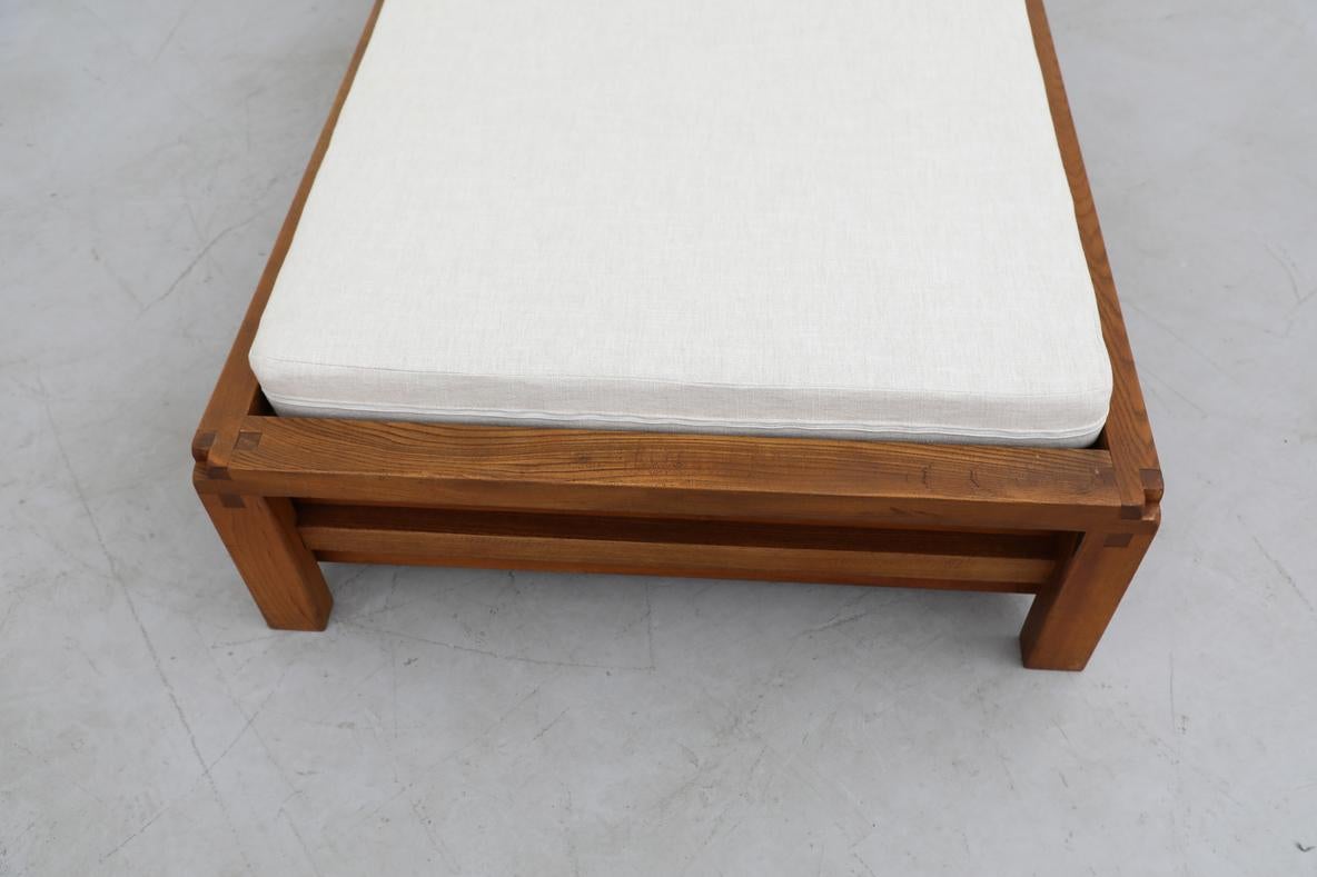 Letto da giorno Pierre Chapo 'L03' in olmo massiccio degli anni '60 con materasso imbottito di recente in vendita 11
