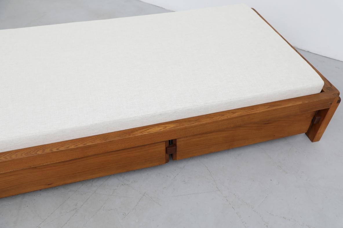 Letto da giorno Pierre Chapo 'L03' in olmo massiccio degli anni '60 con materasso imbottito di recente in vendita 12